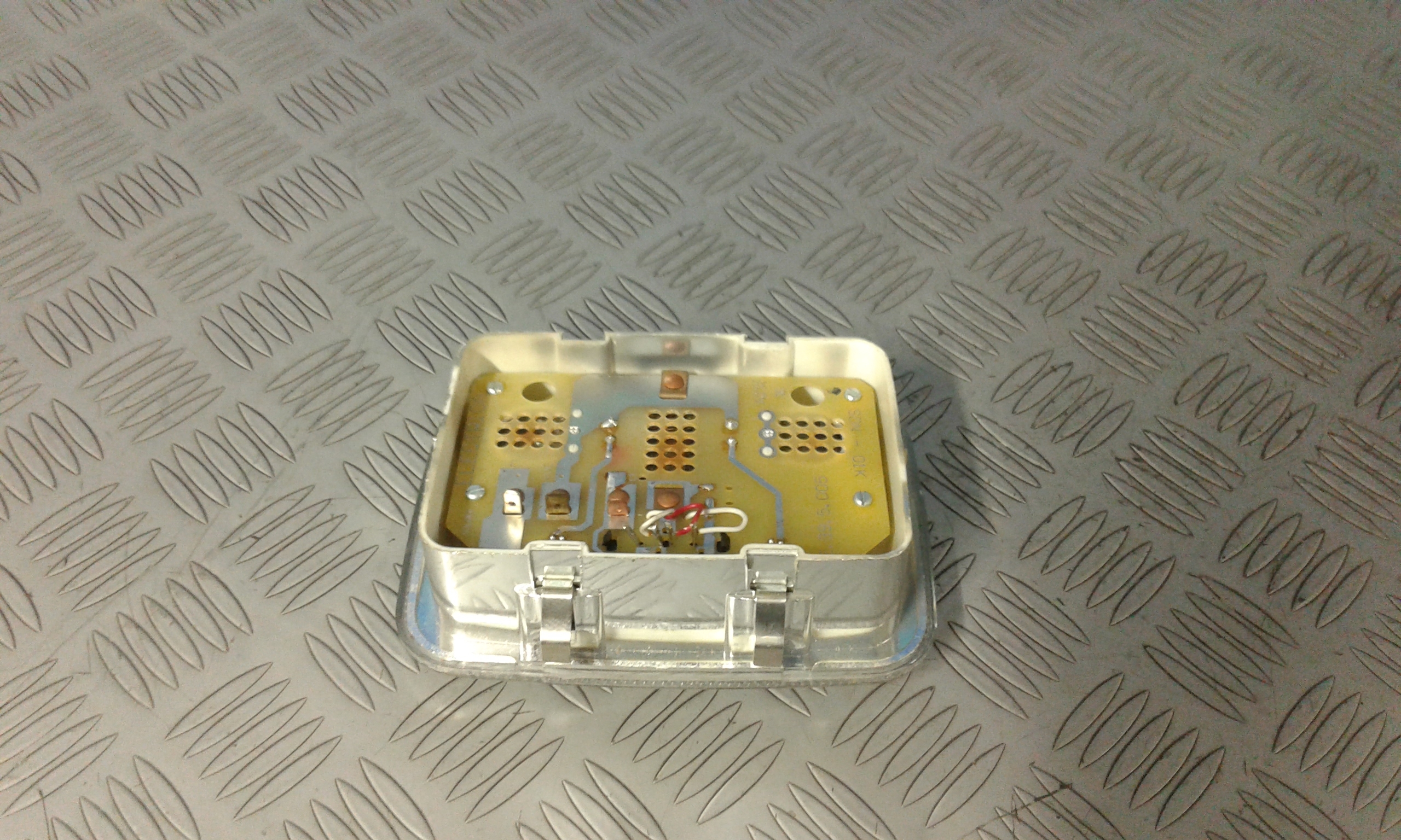 Luce di cortesia anteriore TATA Indigo 2 Serie