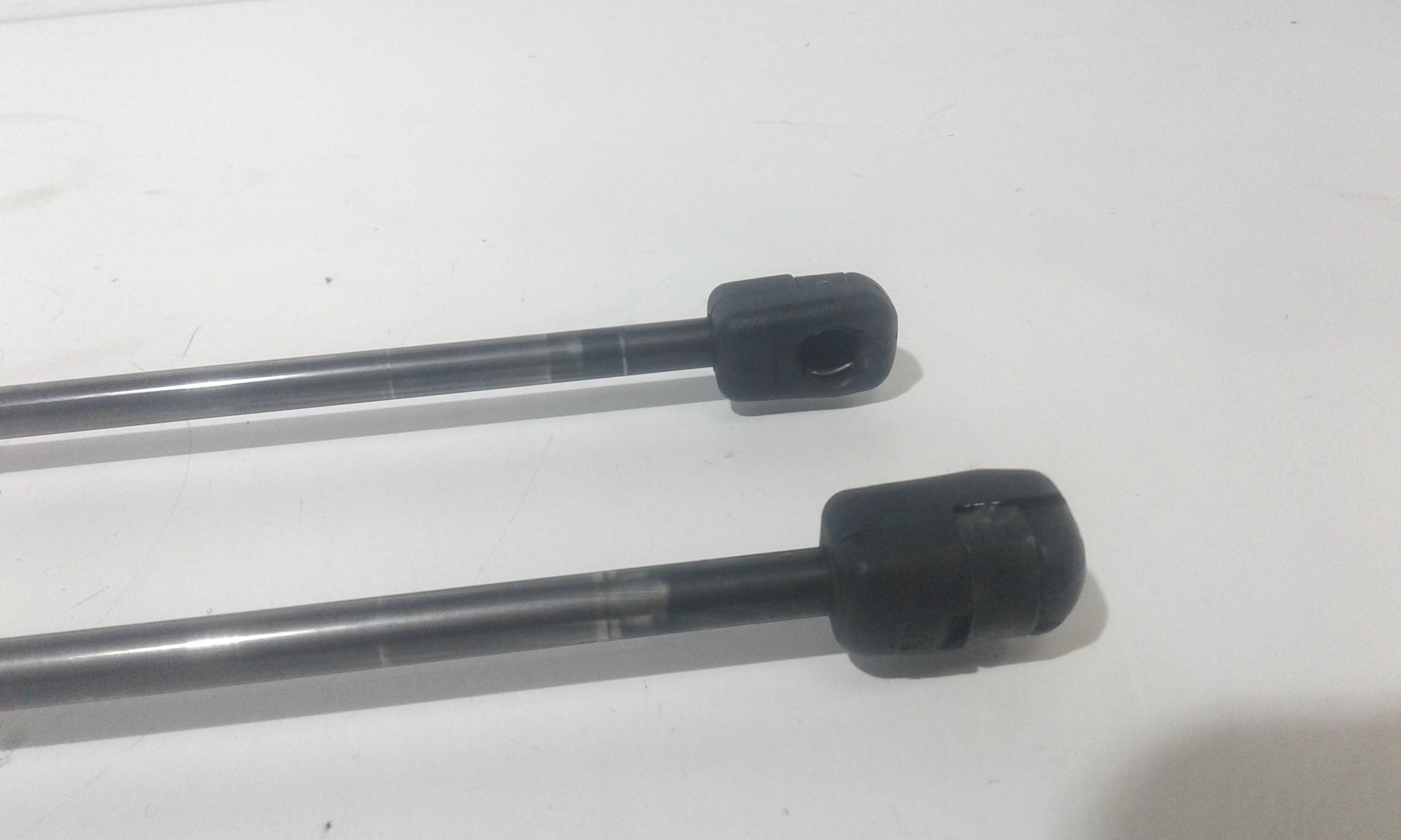 Pistoncini cofano Post. FORD Fiesta 6 Serie