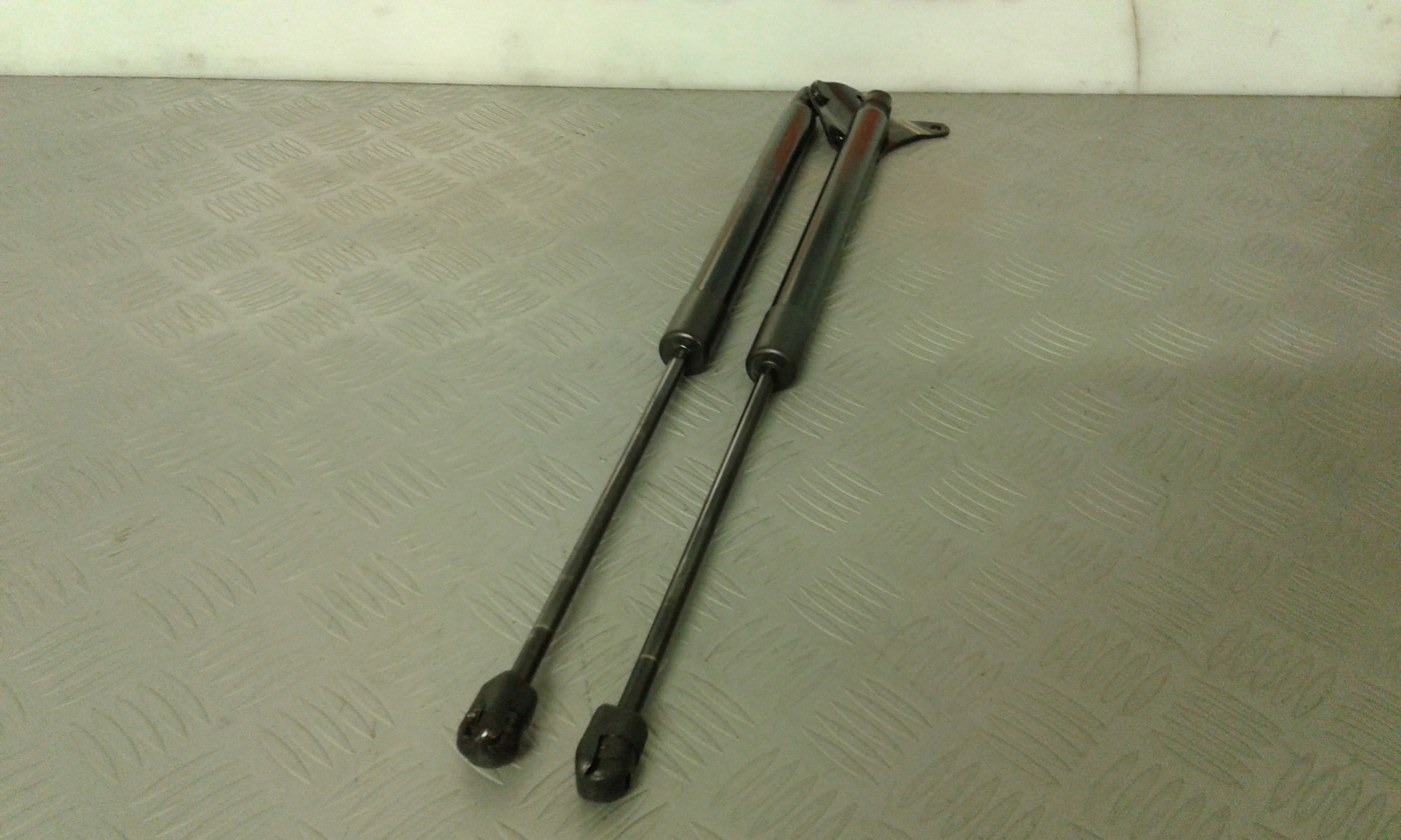 Pistoncini cofano Post. VOLKSWAGEN Tiguan 2 Serie