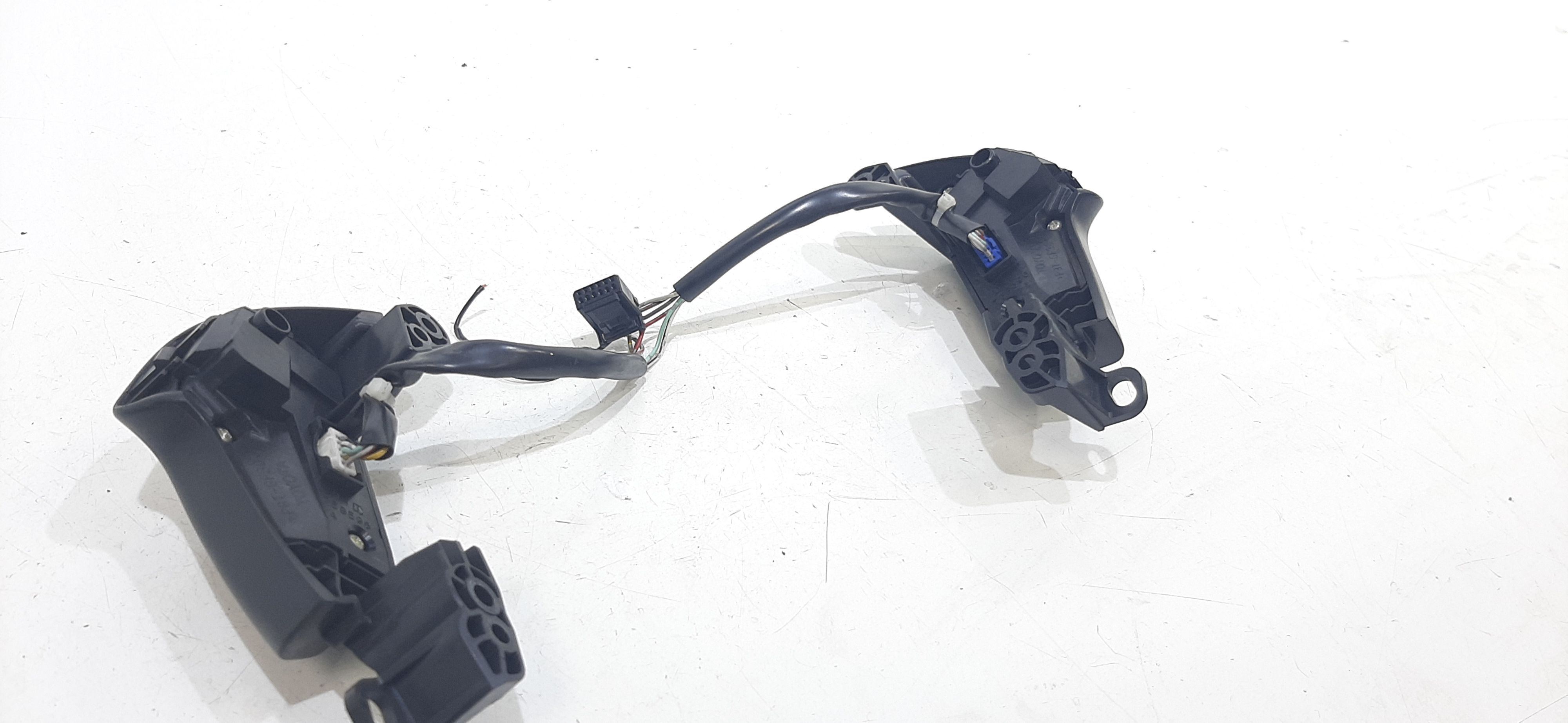 Comandi al volante multifunzione TOYOTA Avensis S. Wagon 2 Serie