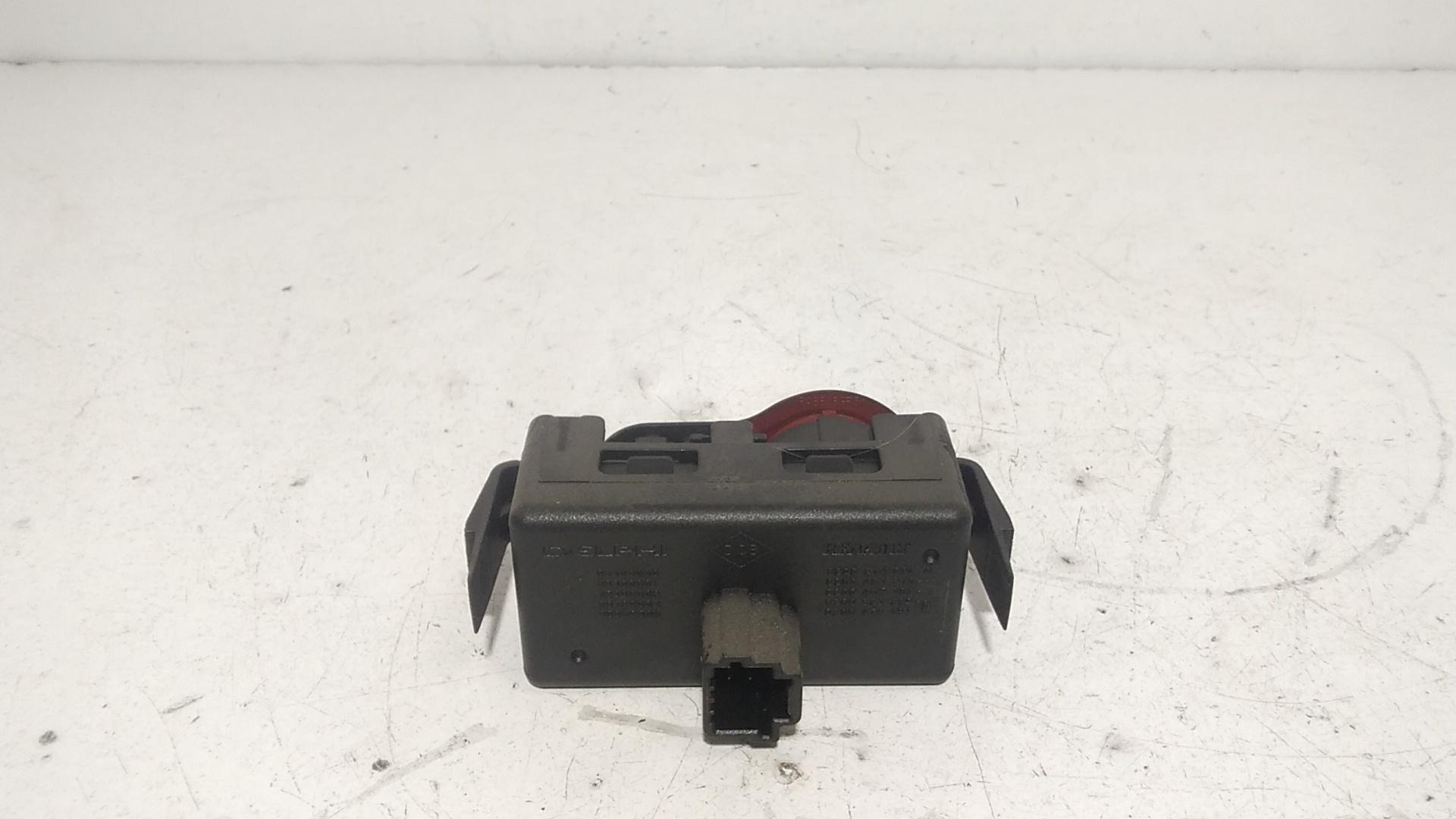 Pulsante luci di emergenza RENAULT Clio Serie (08>15)