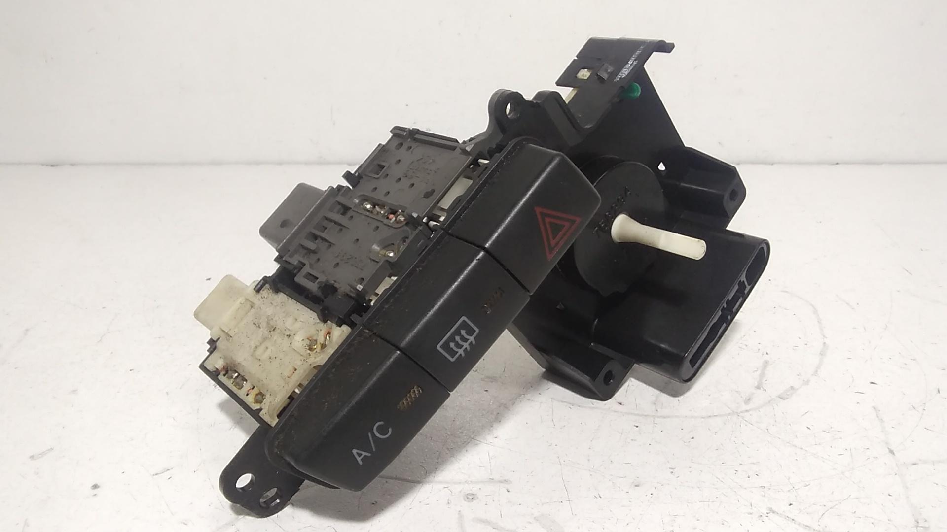 Pulsante luci di emergenza TOYOTA Yaris 2 Serie