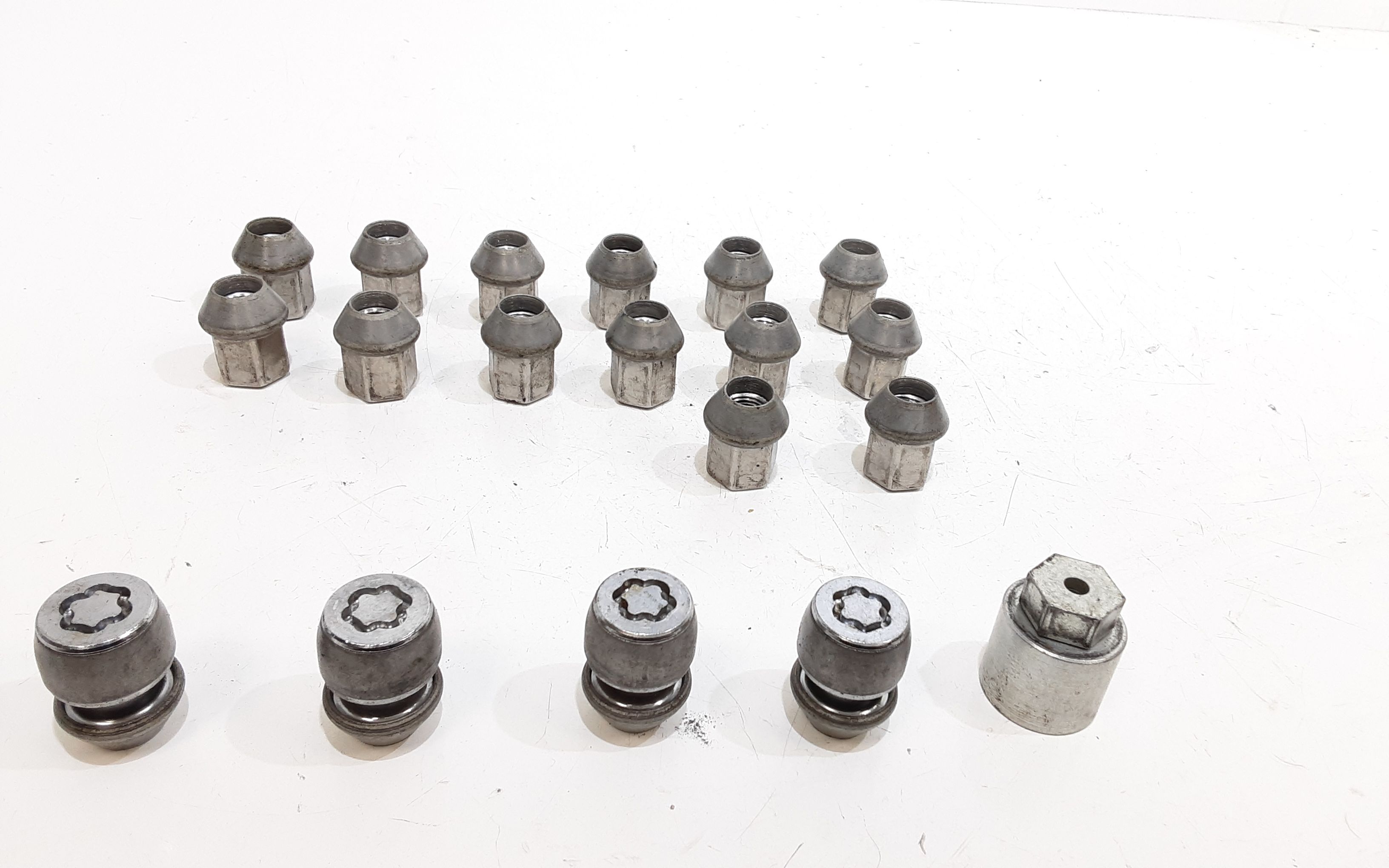 Bulloni perni cerchi auto JAGUAR E-Pace Serie  (17>)