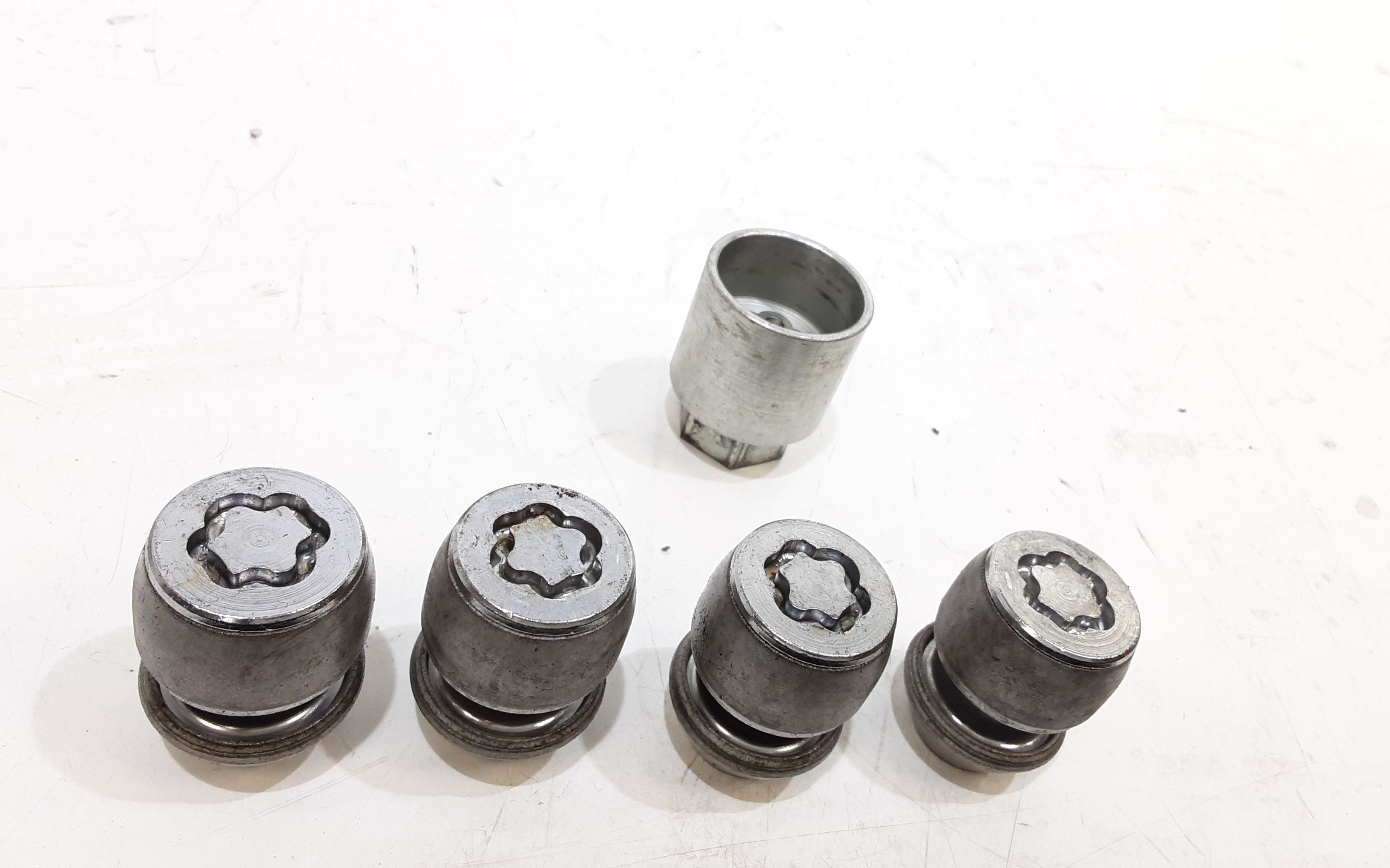 Bulloni perni cerchi auto JAGUAR E-Pace Serie  (17>)