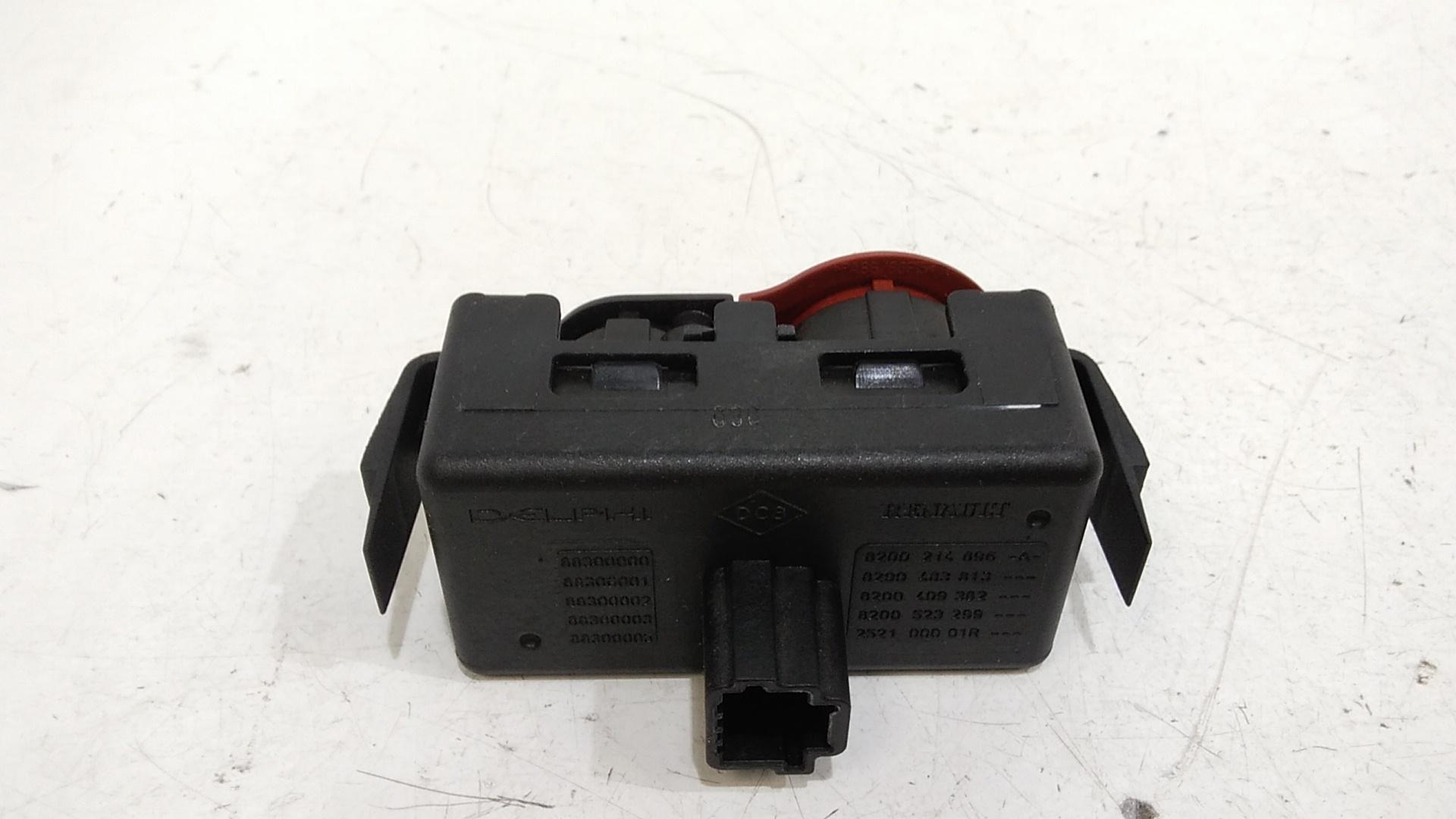 Pulsante luci di emergenza RENAULT Clio Serie (08>15)