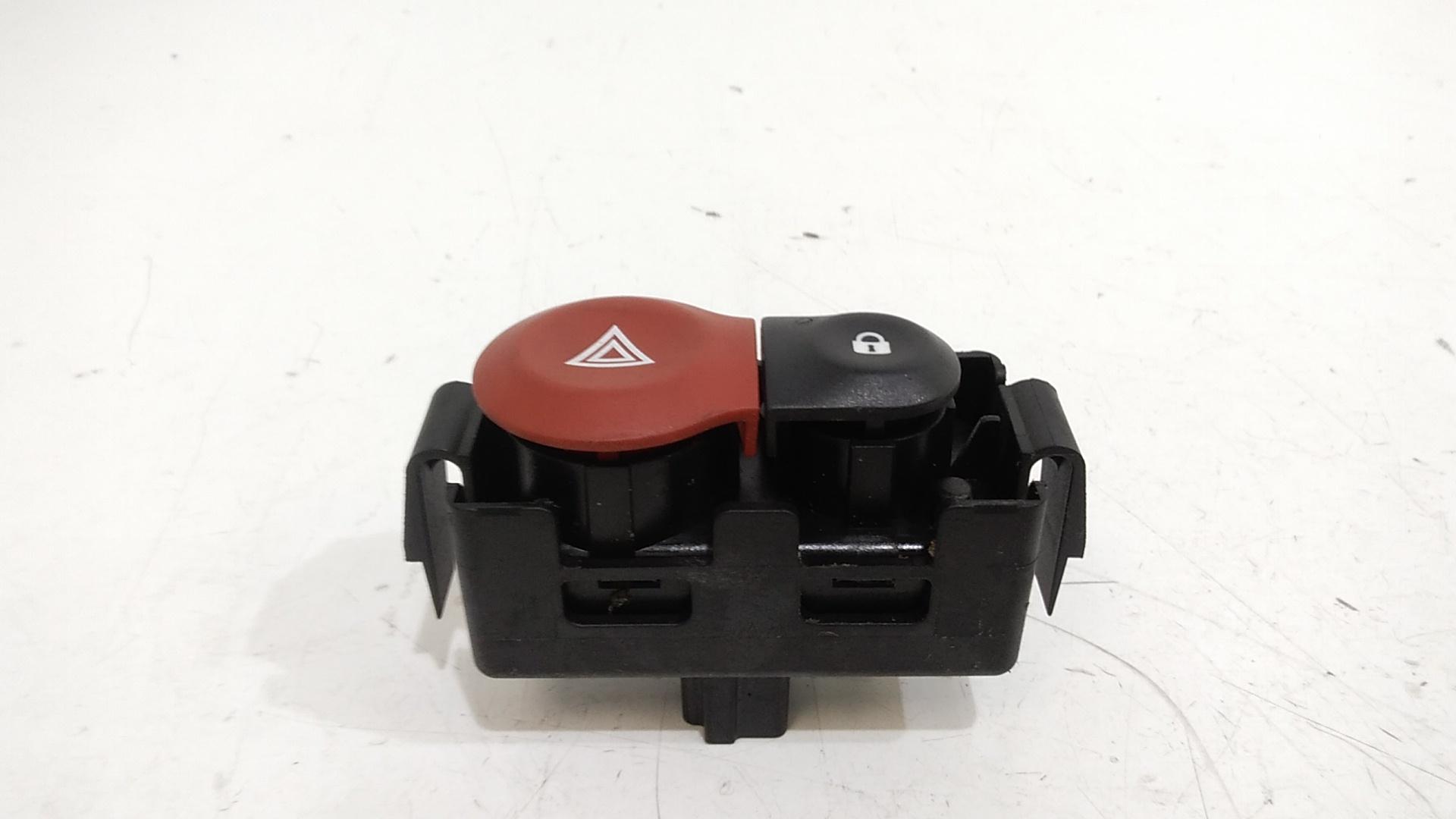 Pulsante luci di emergenza RENAULT Clio Serie (08>15)