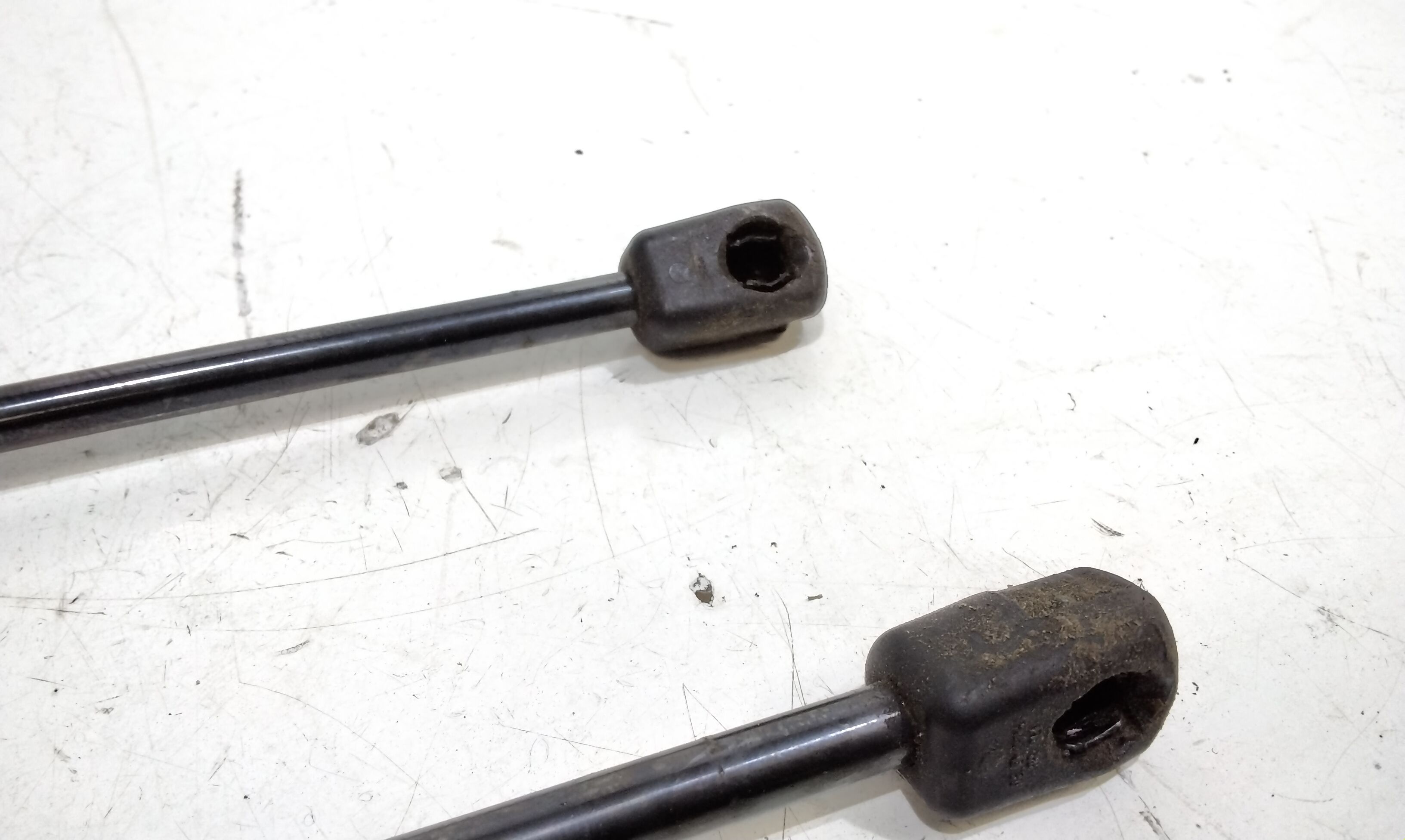 Pistoncini cofano Post. VOLKSWAGEN Up Serie (122) (16>)