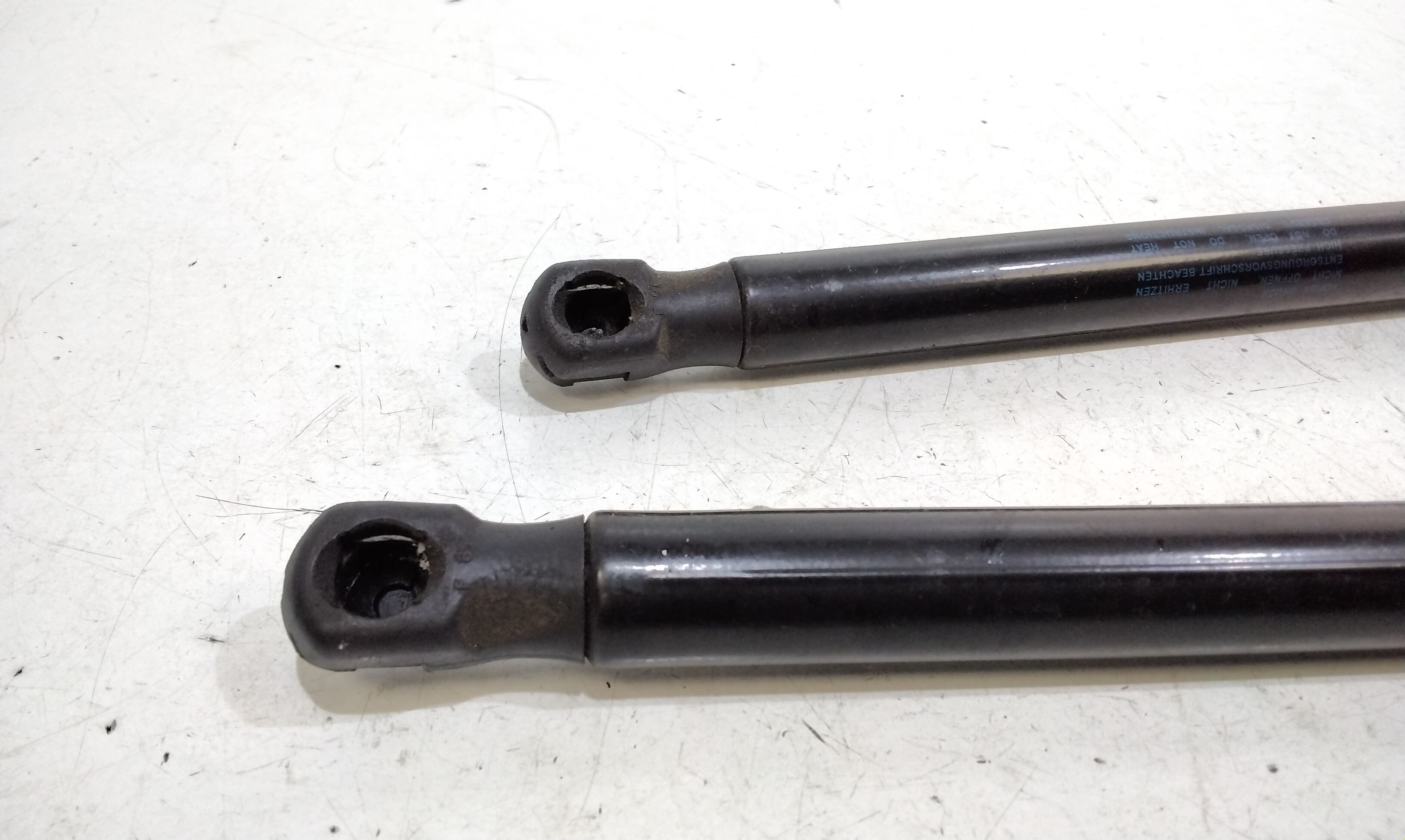 Pistoncini cofano Post. VOLKSWAGEN Up Serie (122) (16>)