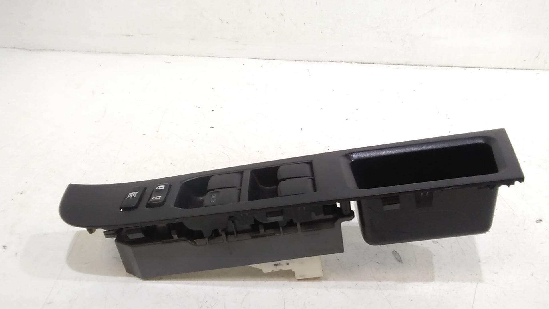 Pulsantiera anteriore sinistra Guida TOYOTA Yaris Serie (17>)