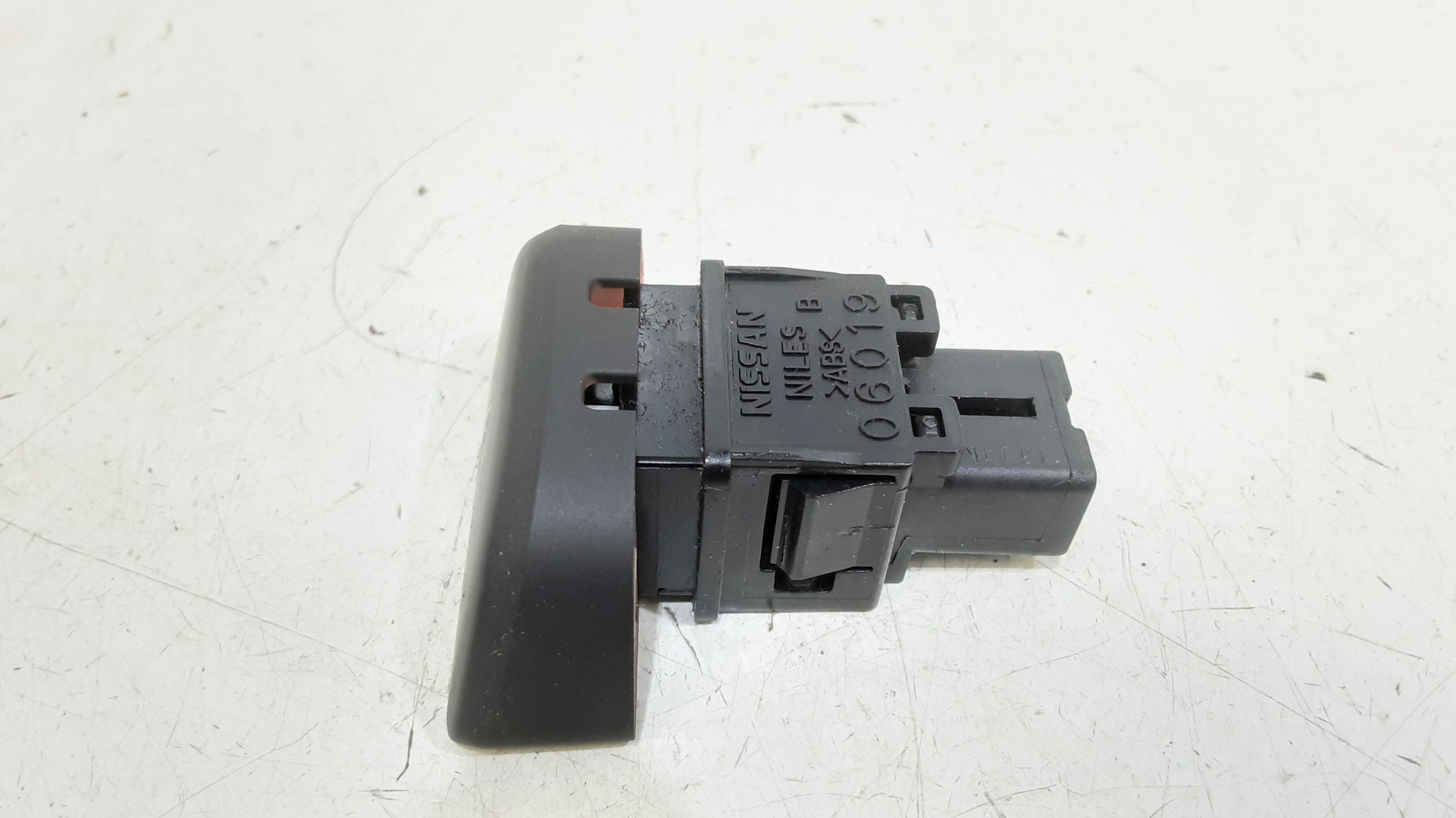 Pulsante luci di emergenza NISSAN Micra 7 Serie