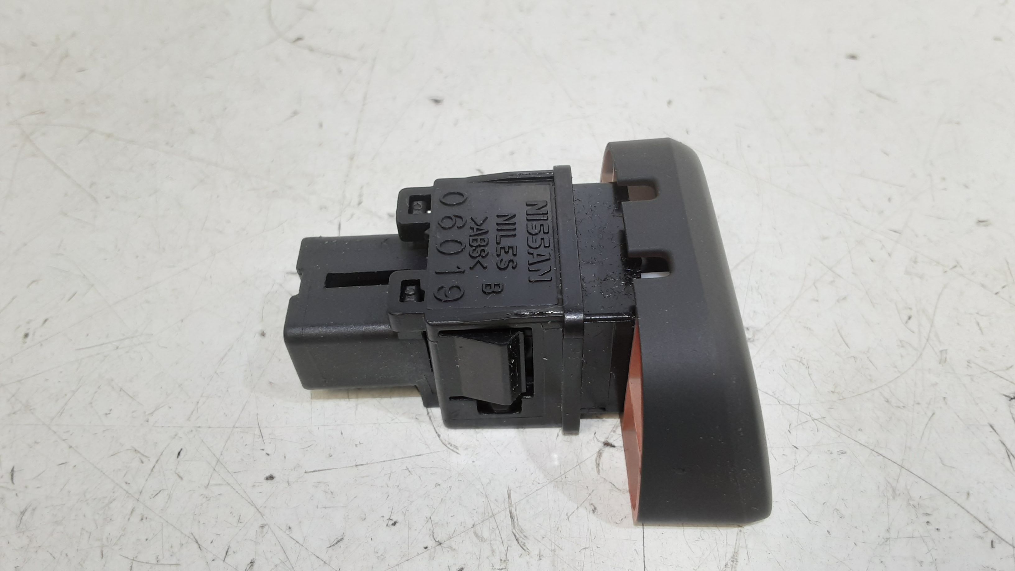 Pulsante luci di emergenza NISSAN Micra 7 Serie