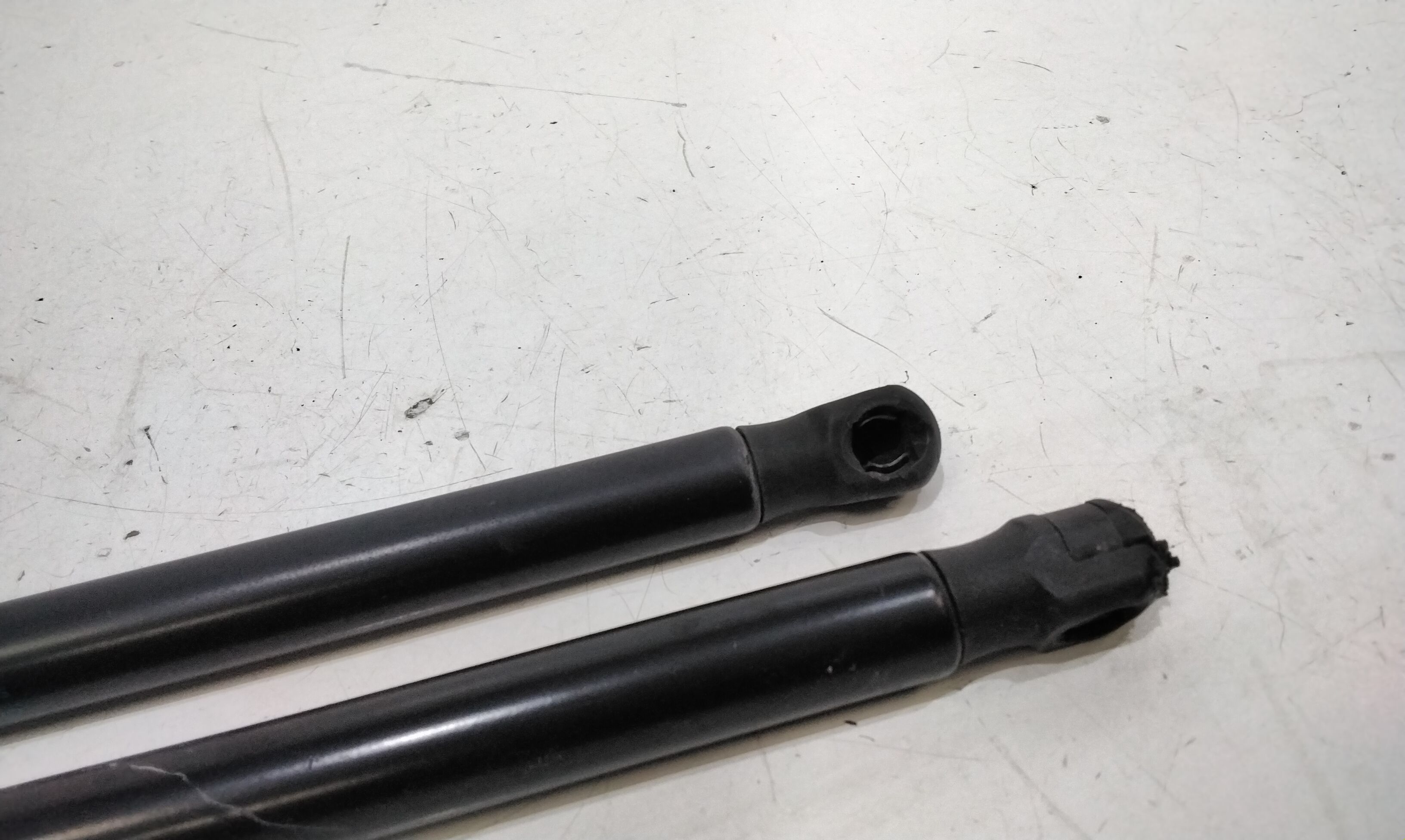 Pistoncini cofano Post. VOLKSWAGEN Polo 5 Serie