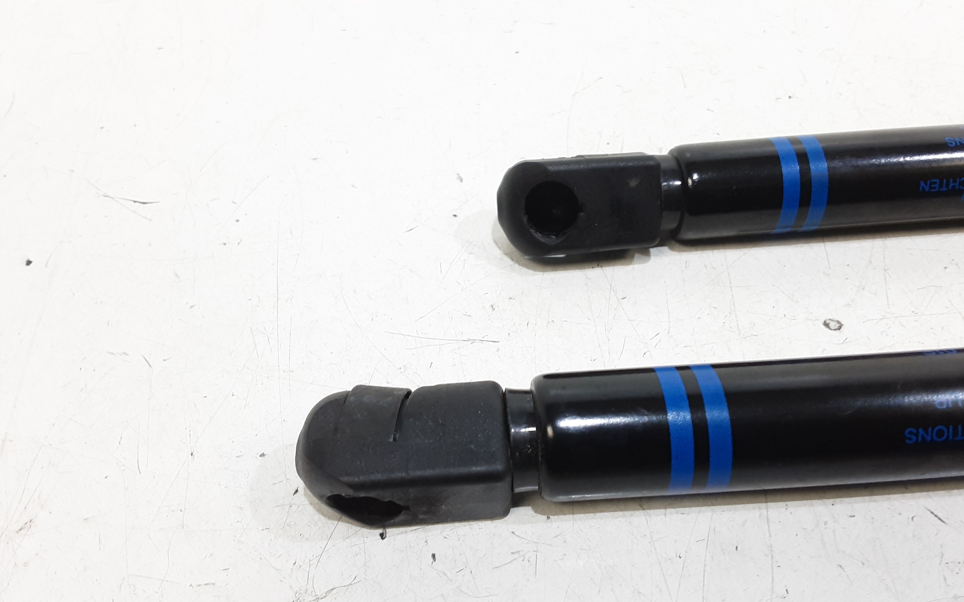 Pistoncini cofano Post. VOLKSWAGEN Golf Serie VIII (19>)