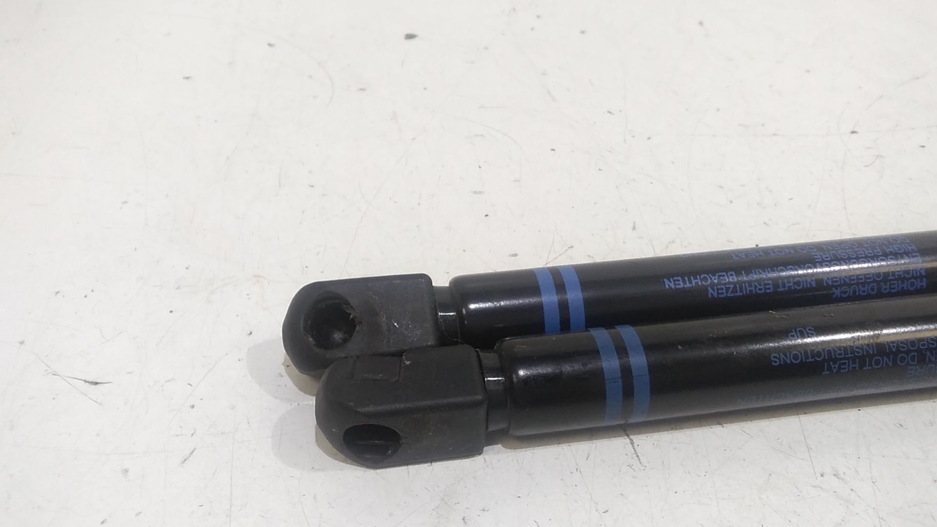 Pistoncini cofano Post. VOLKSWAGEN Golf Serie VIII (19>)