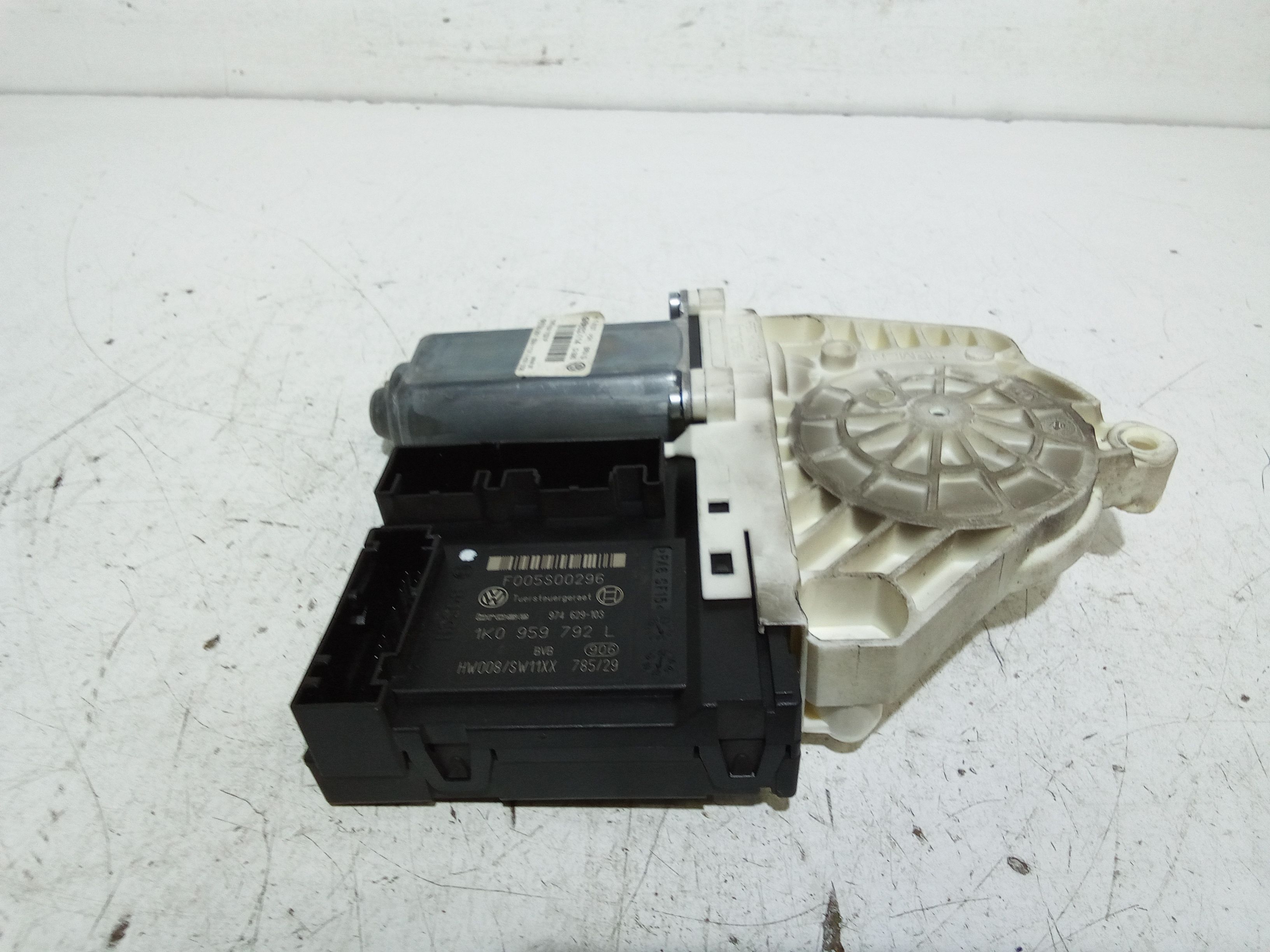 Motorino Alzavetro anteriore destra VOLKSWAGEN Passat Berlina 4 Serie