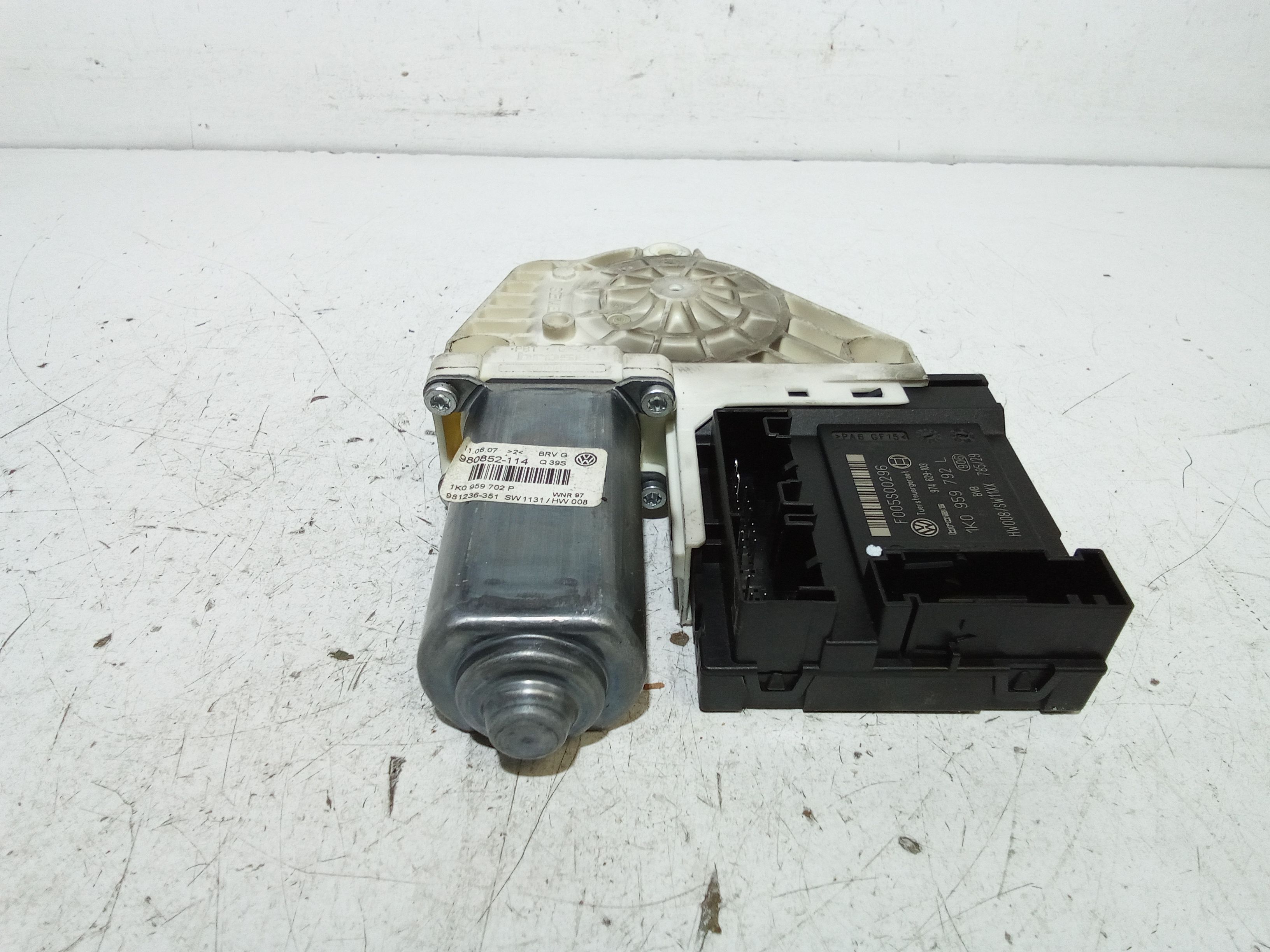 Motorino Alzavetro anteriore destra VOLKSWAGEN Passat Berlina 4 Serie