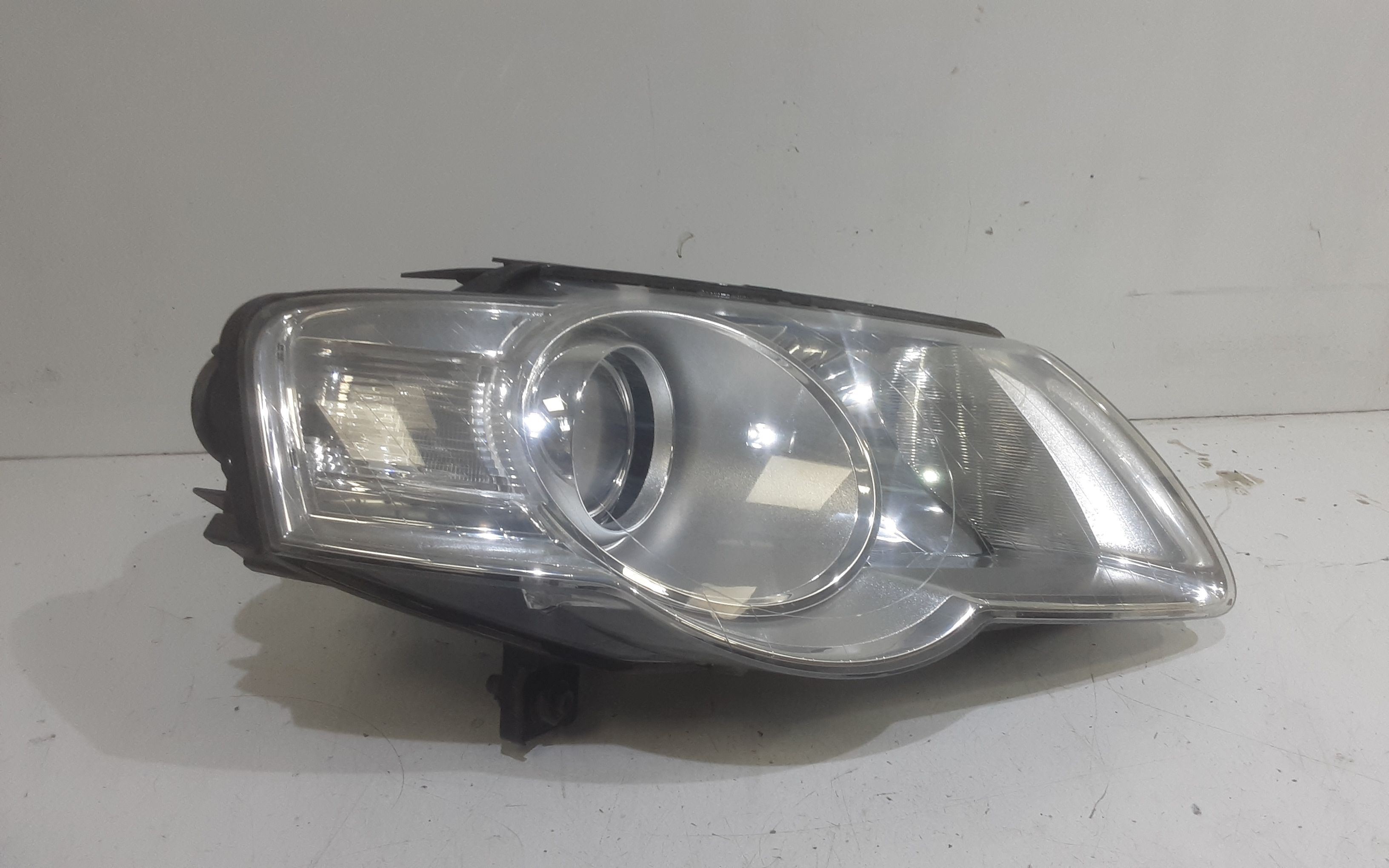 Faro anteriore Destro Passeggero VOLKSWAGEN Passat Berlina 4 Serie