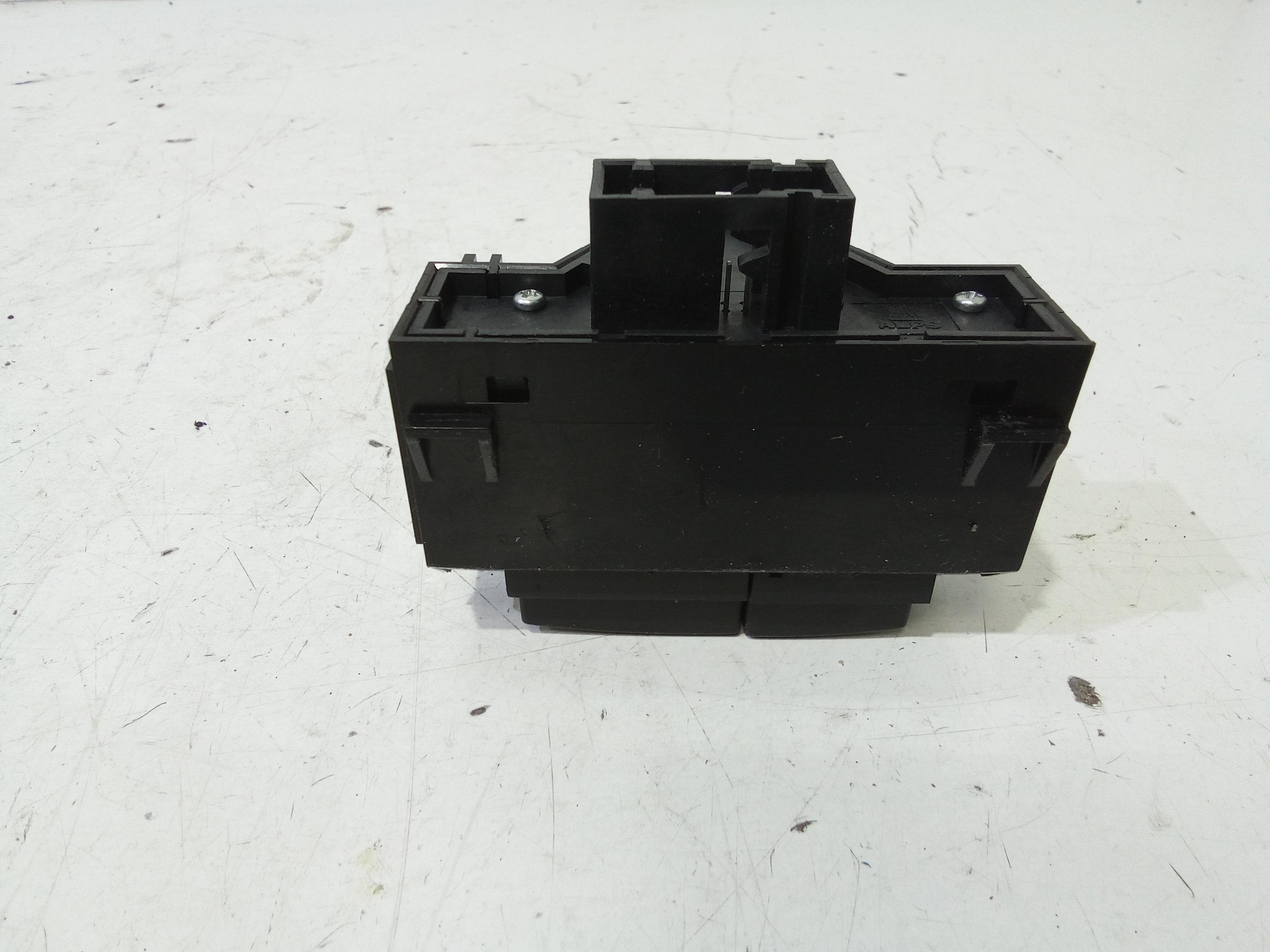 Pulsante luci di emergenza OPEL Corsa D 3P 1 Serie