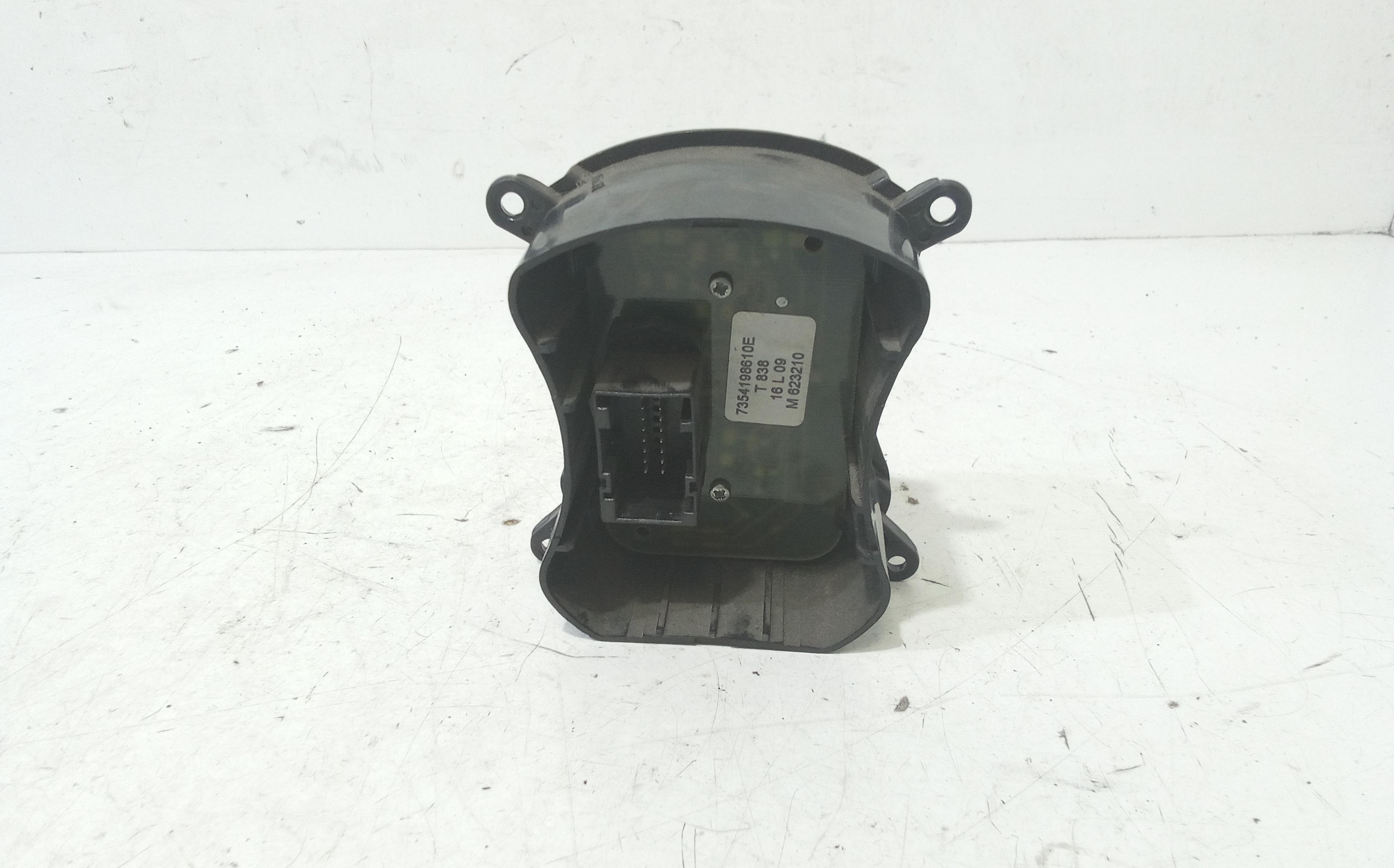 Pulsante luci di emergenza FIAT Dobl Cargo (05>09)