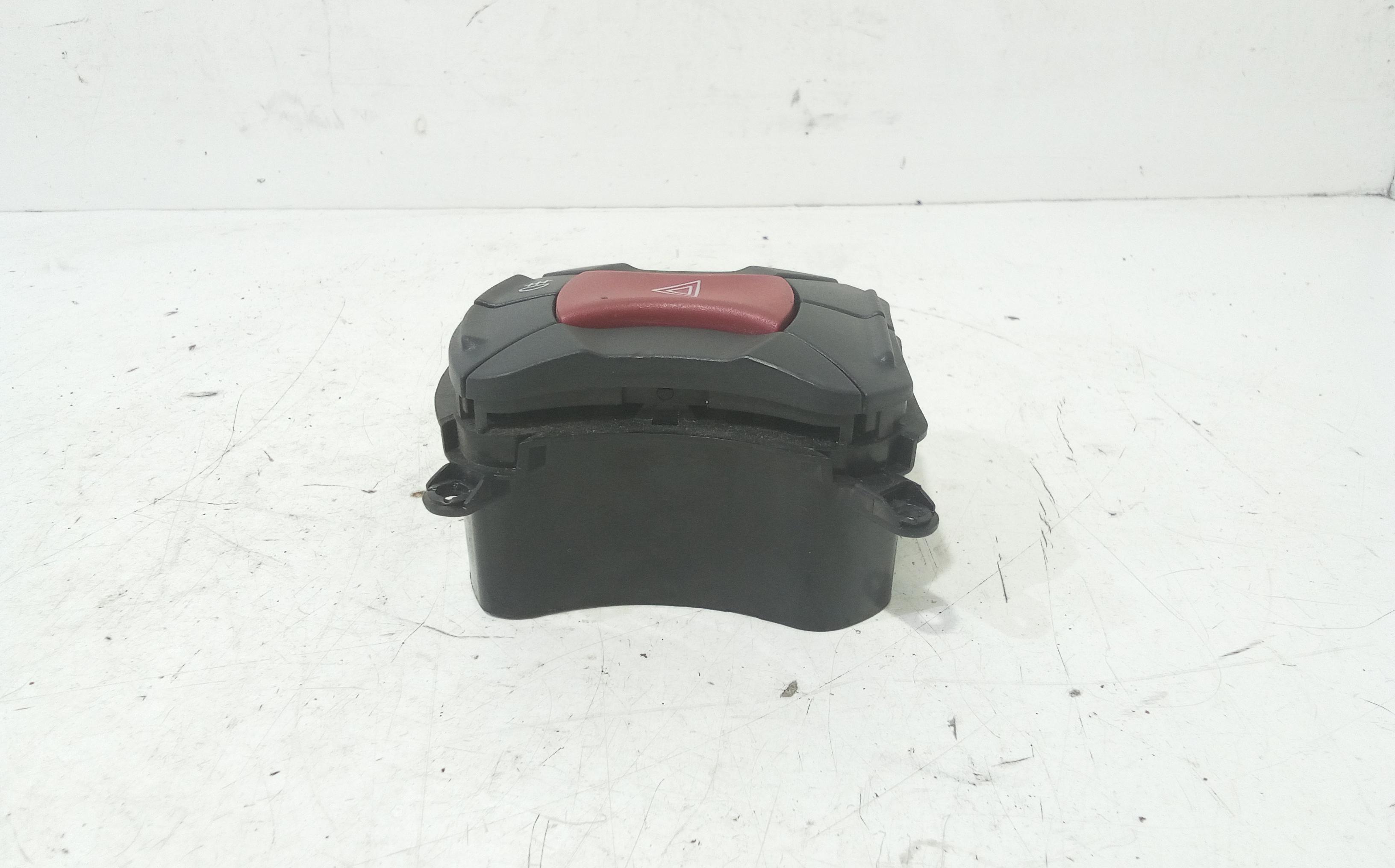 Pulsante luci di emergenza FIAT Dobl Cargo (05>09)