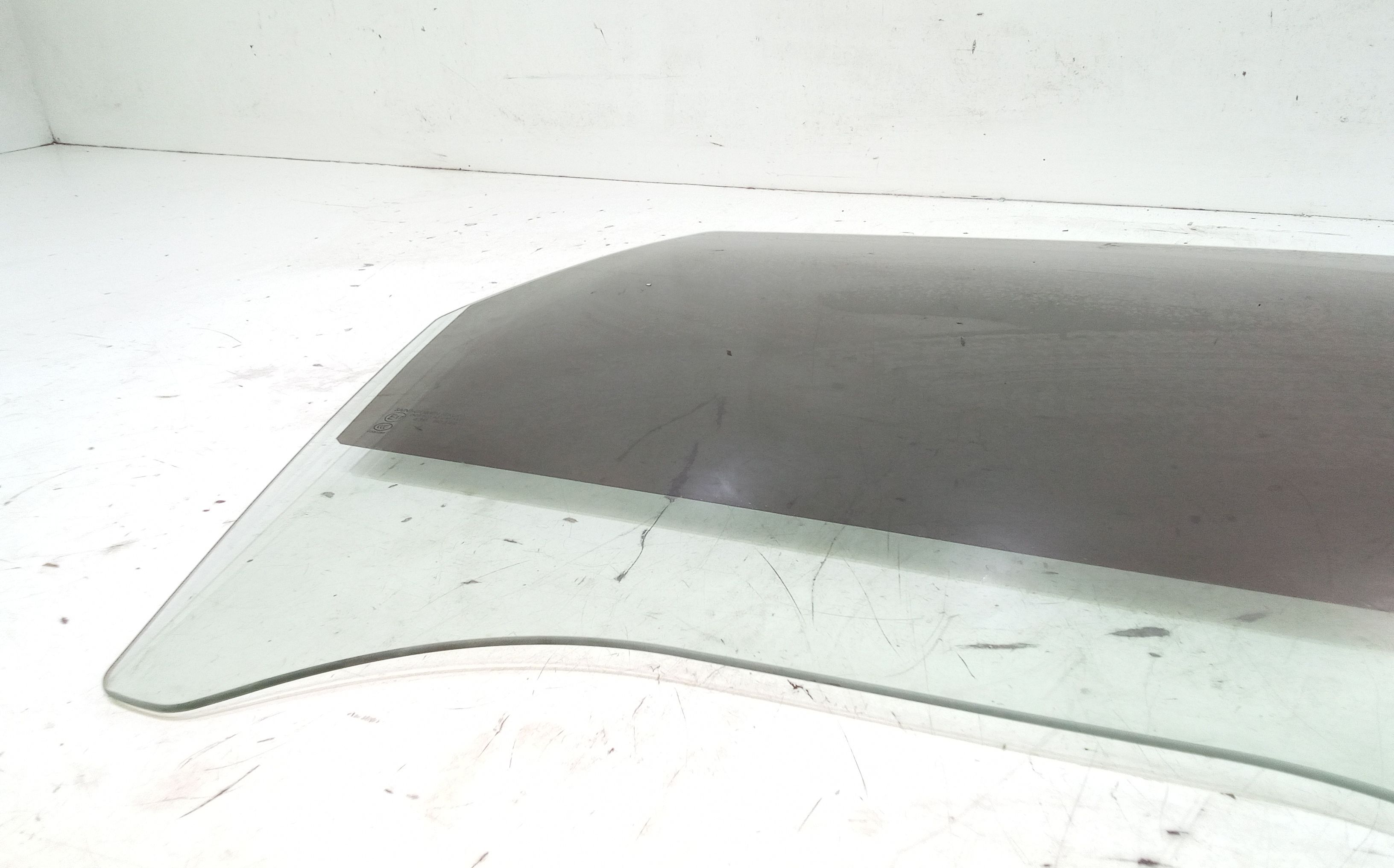 Vetro scendente anteriore destro SUZUKI Grand Vitara 3P