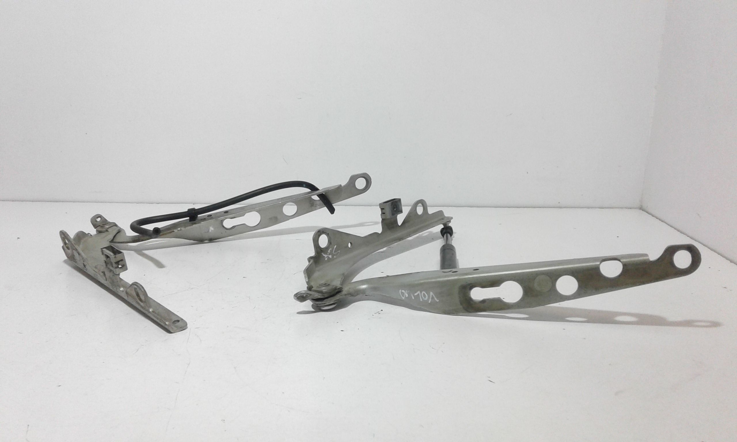 Cerniere cofano anteriore dx e sx VOLVO V70 2 Serie