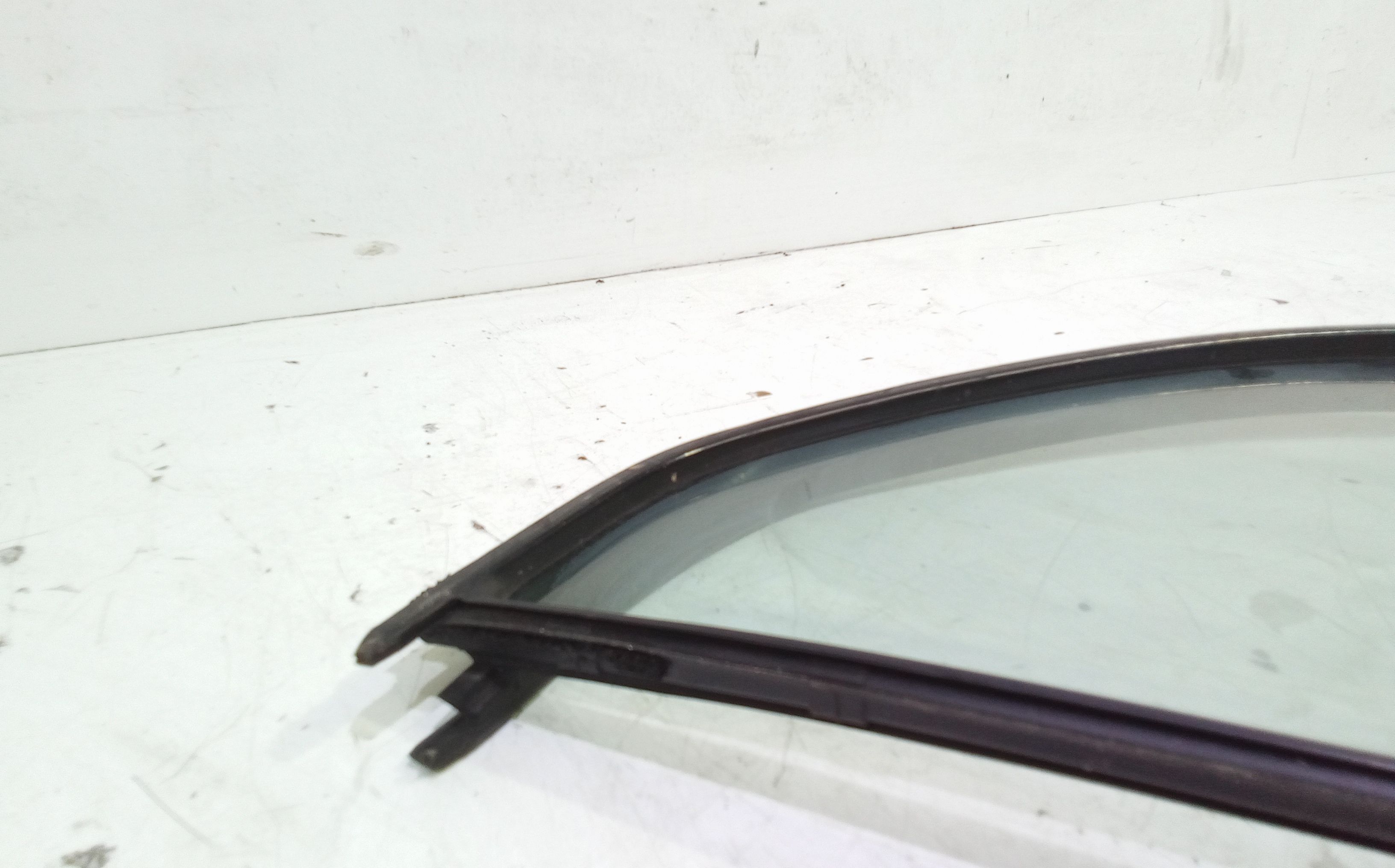 Vetro fisso posteriore SX guida TOYOTA Yaris Serie (05>08)