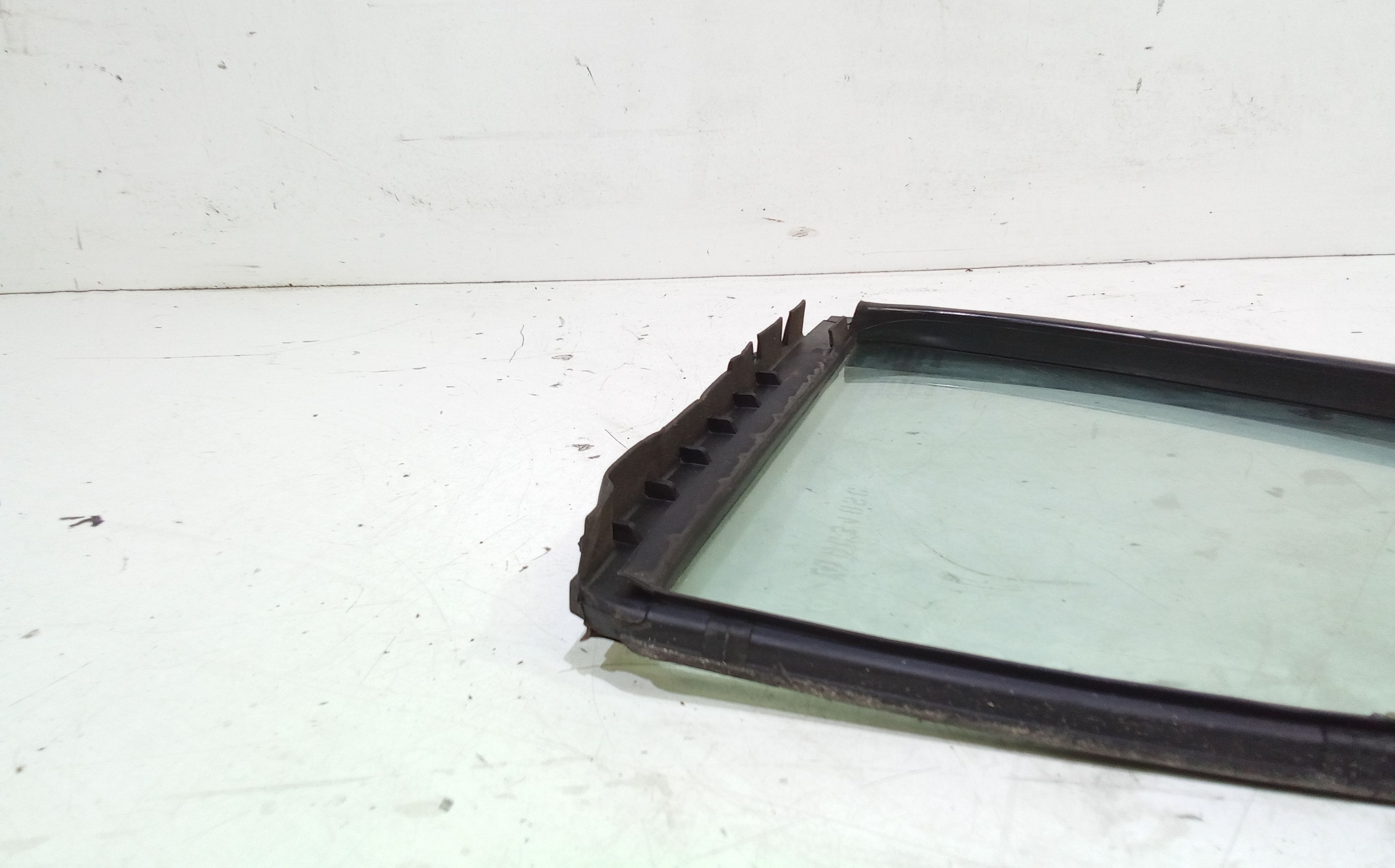 Vetro fisso posteriore SX guida TOYOTA Yaris Serie (05>08)