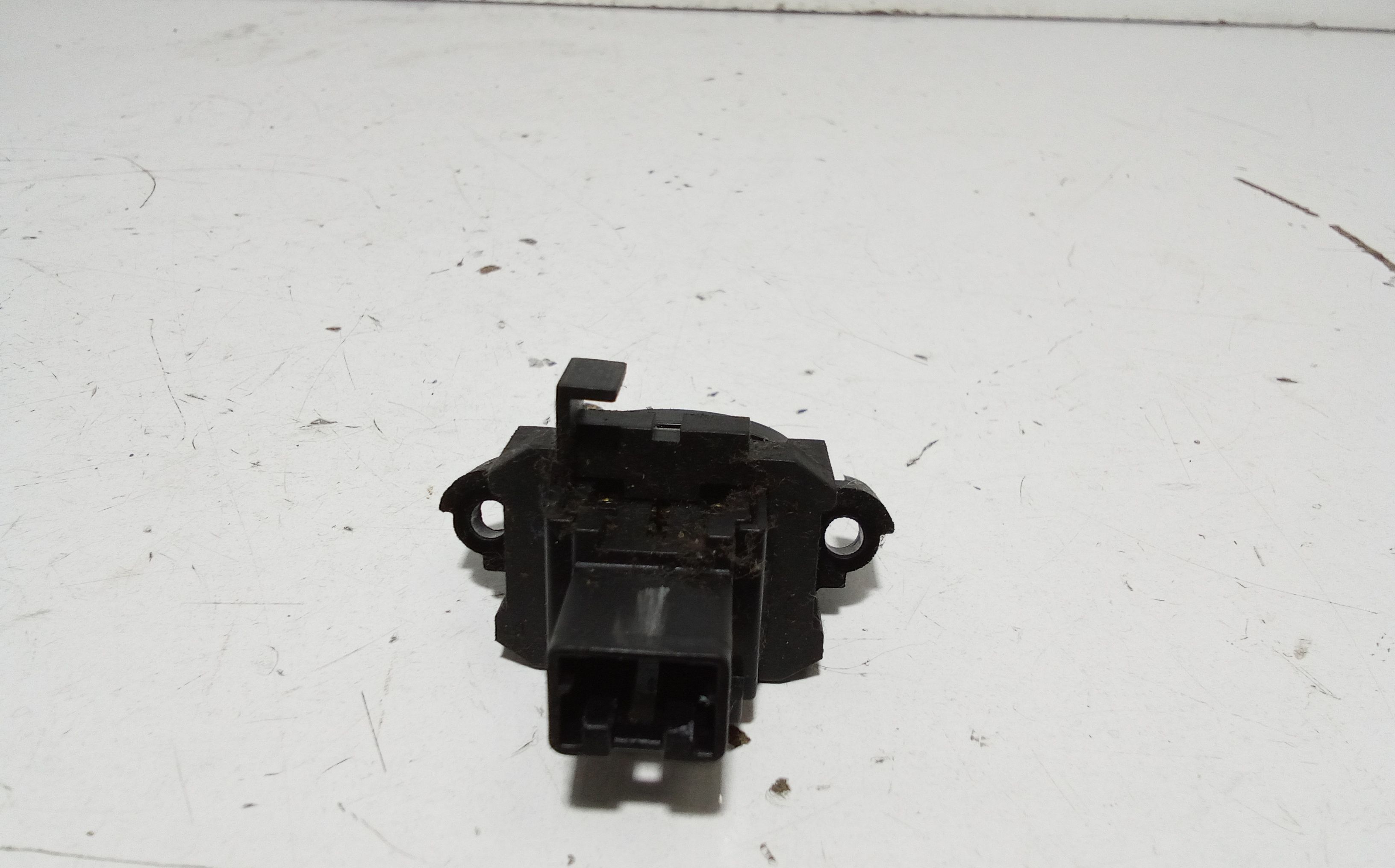 Pulsante luci di emergenza MAHINDRA GOA Serie