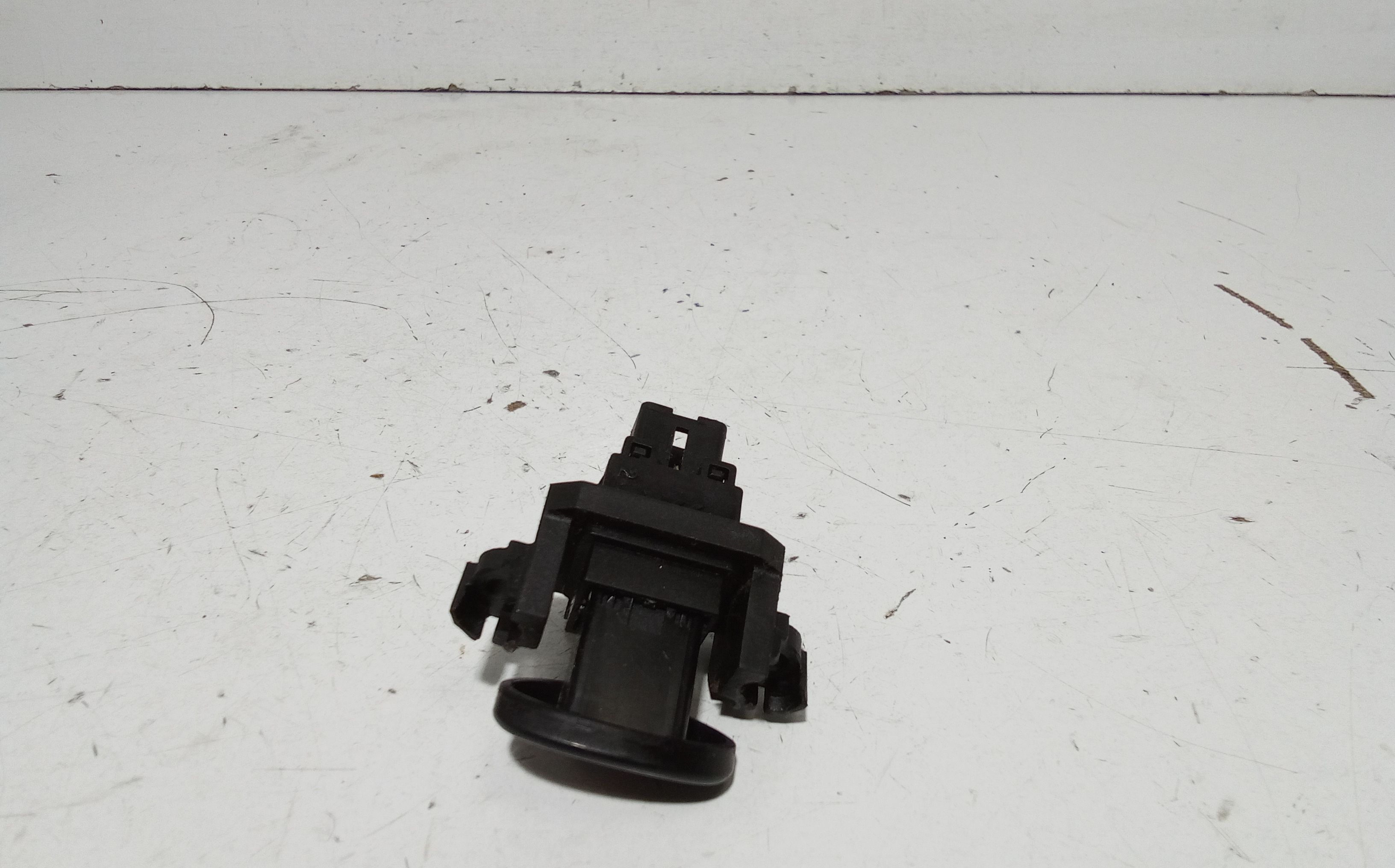 Pulsante luci di emergenza MAHINDRA GOA Serie