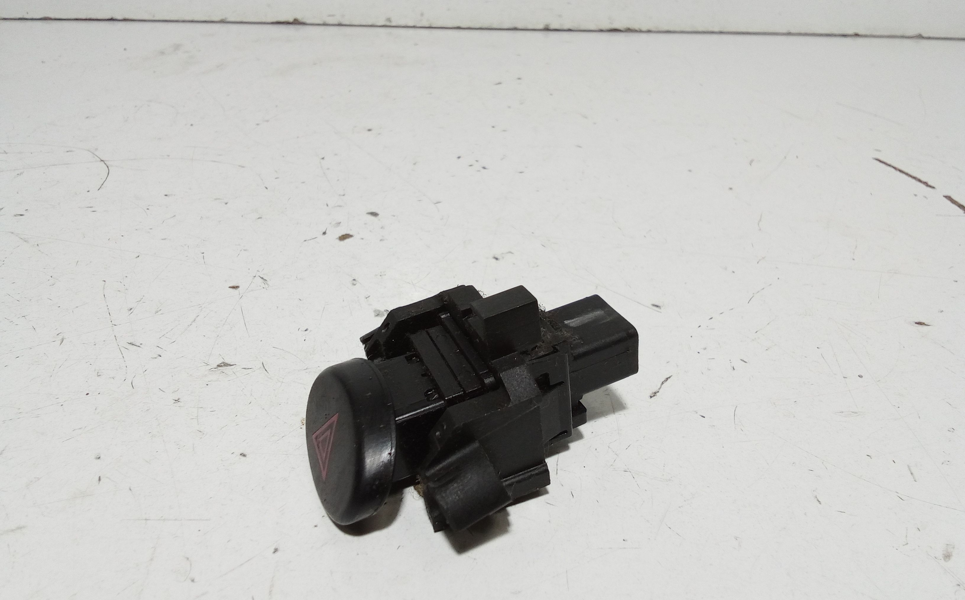 Pulsante luci di emergenza MAHINDRA GOA Serie