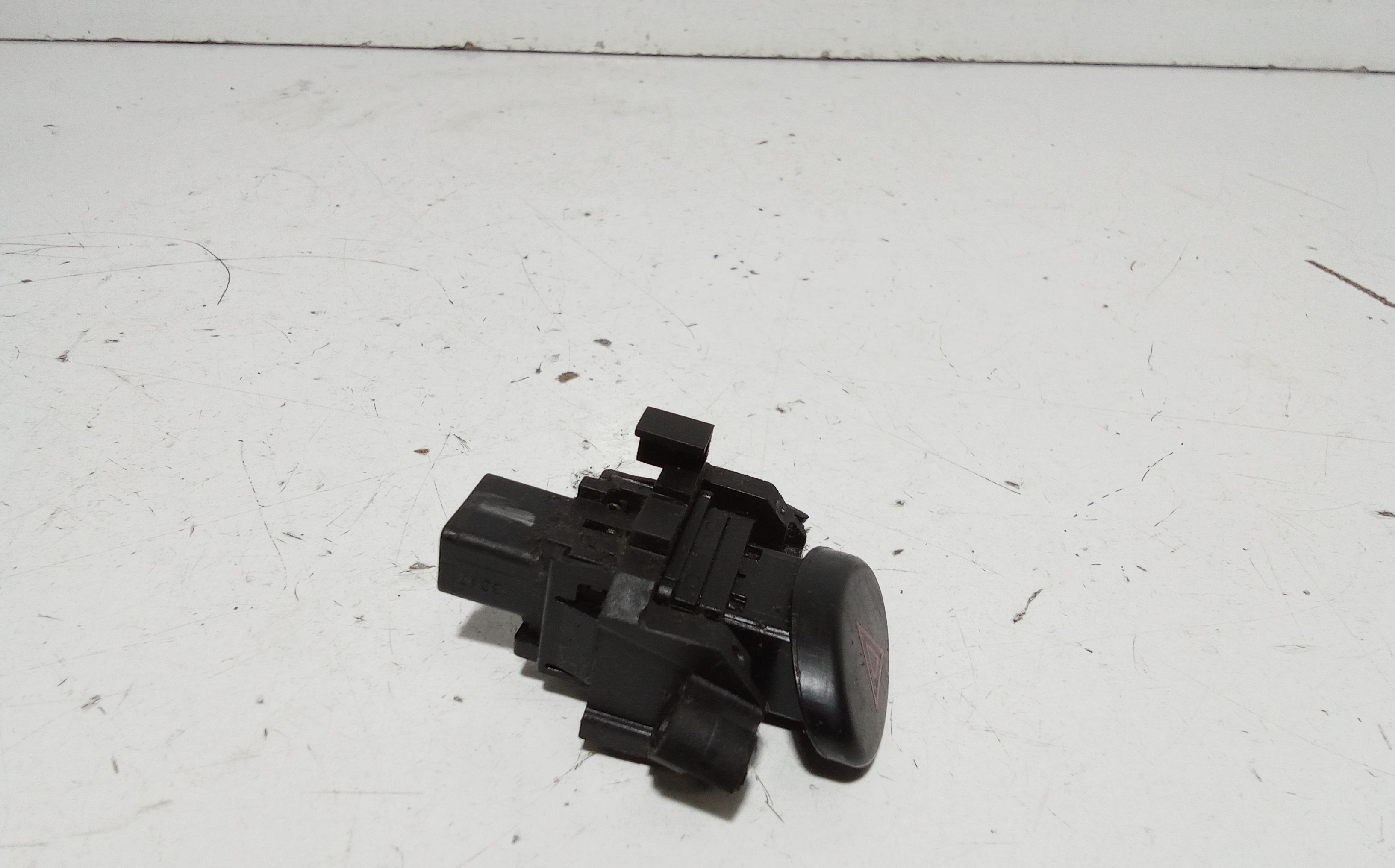 Pulsante luci di emergenza MAHINDRA GOA Serie