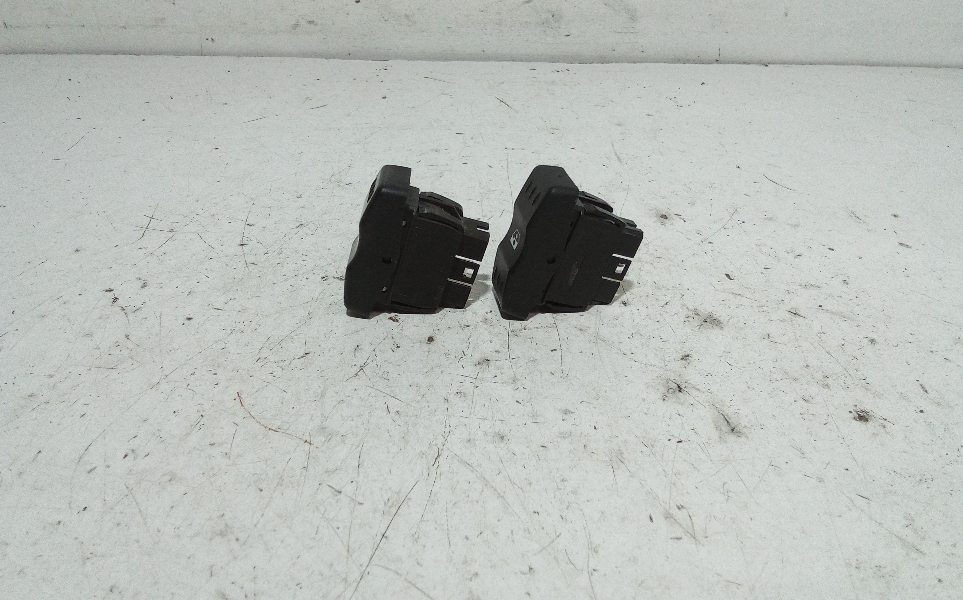 Pulsantiera alzavetri centrale DACIA Logan 1 Serie