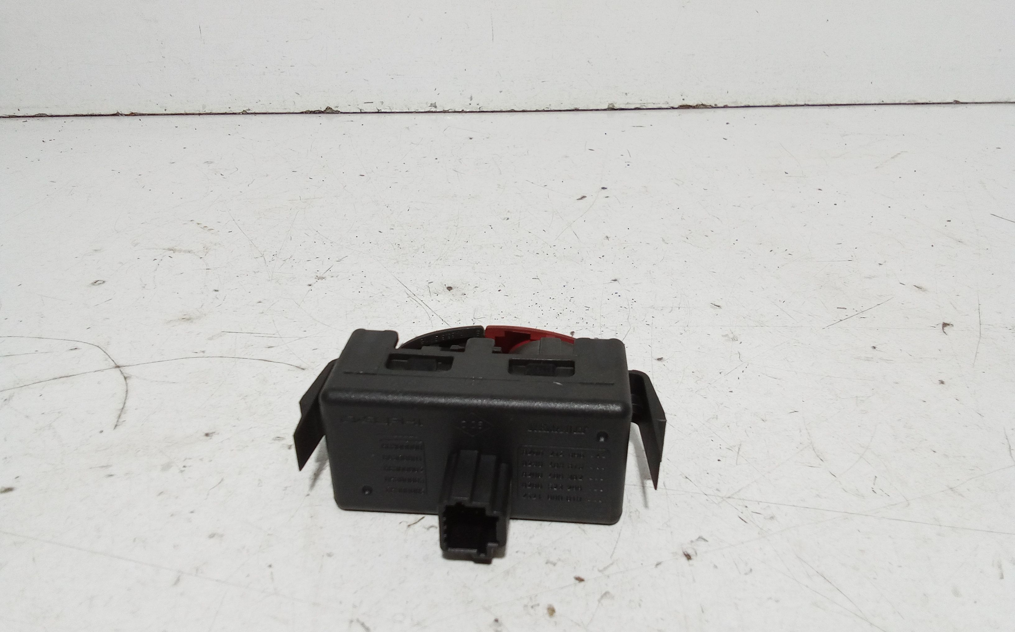 Pulsante luci di emergenza RENAULT Twingo II serie  (07>14)