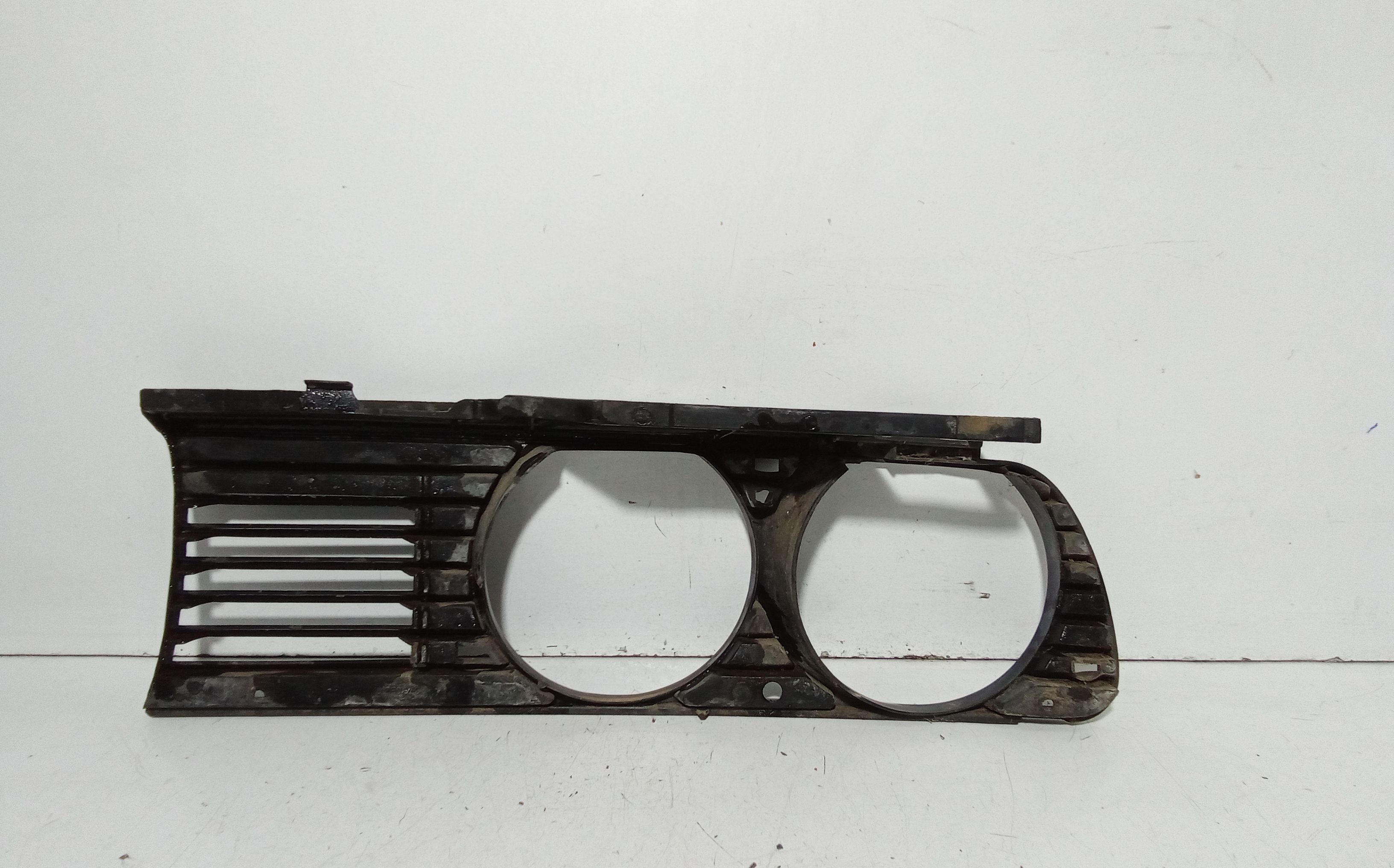 Cornice faro anteriore DX Passeggero BMW Serie 3 Berlina 2 Porte (E30) (82>94)