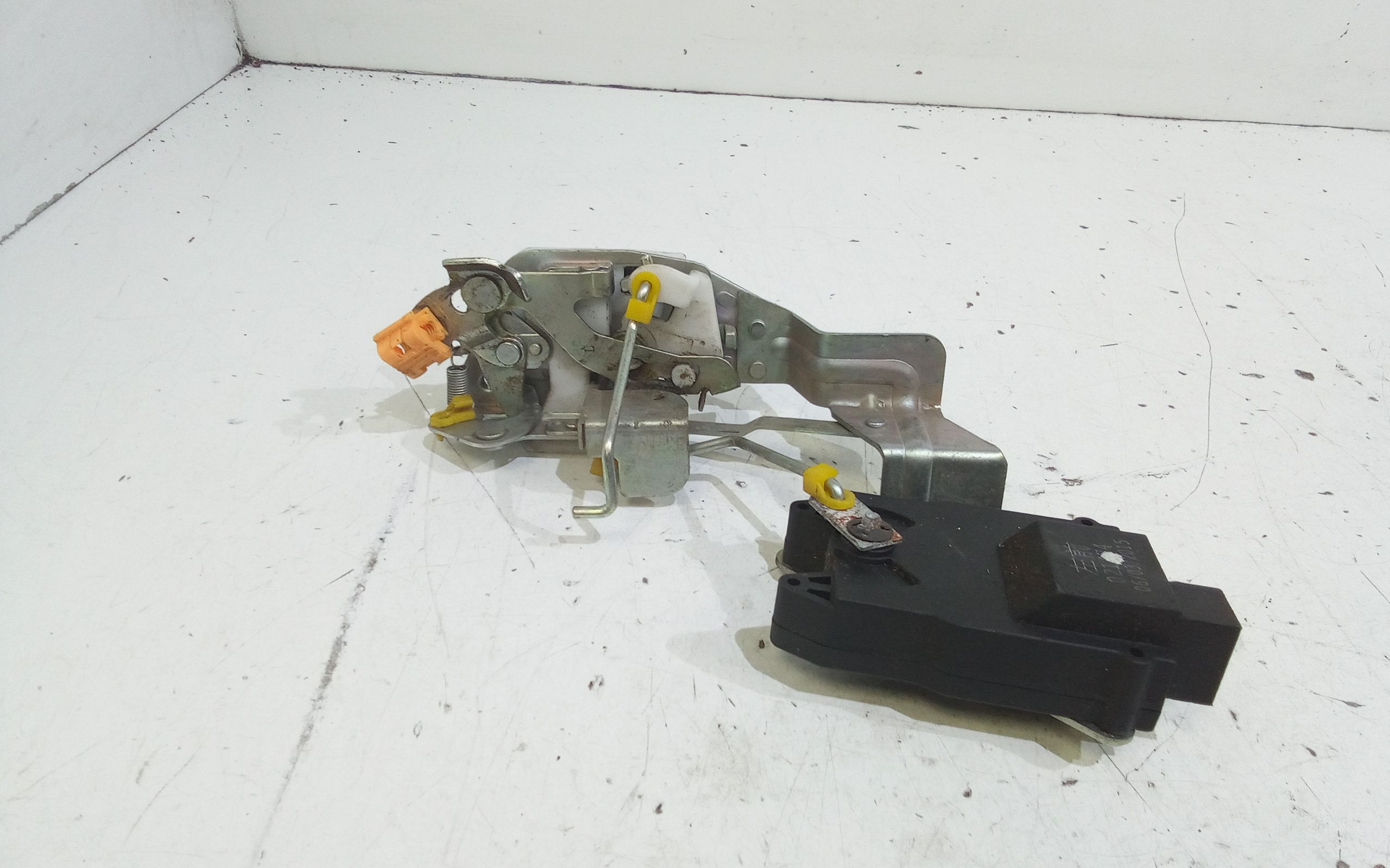 Serratura Anteriore Sinistra ZD D1 Serie (16>)