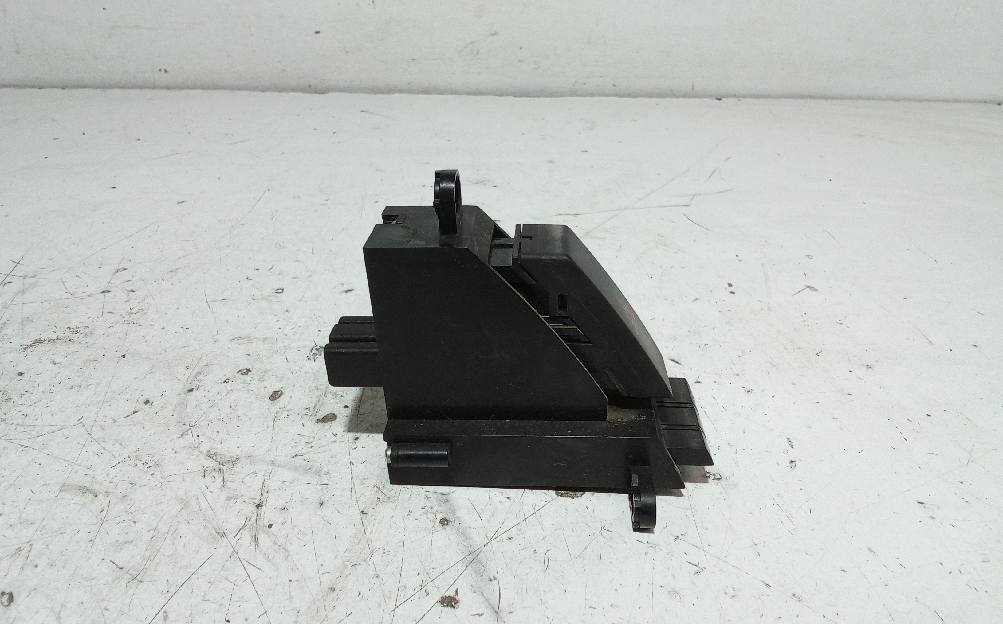 Pulsante luci di emergenza MAZDA 3 Berlina Serie (09>13)