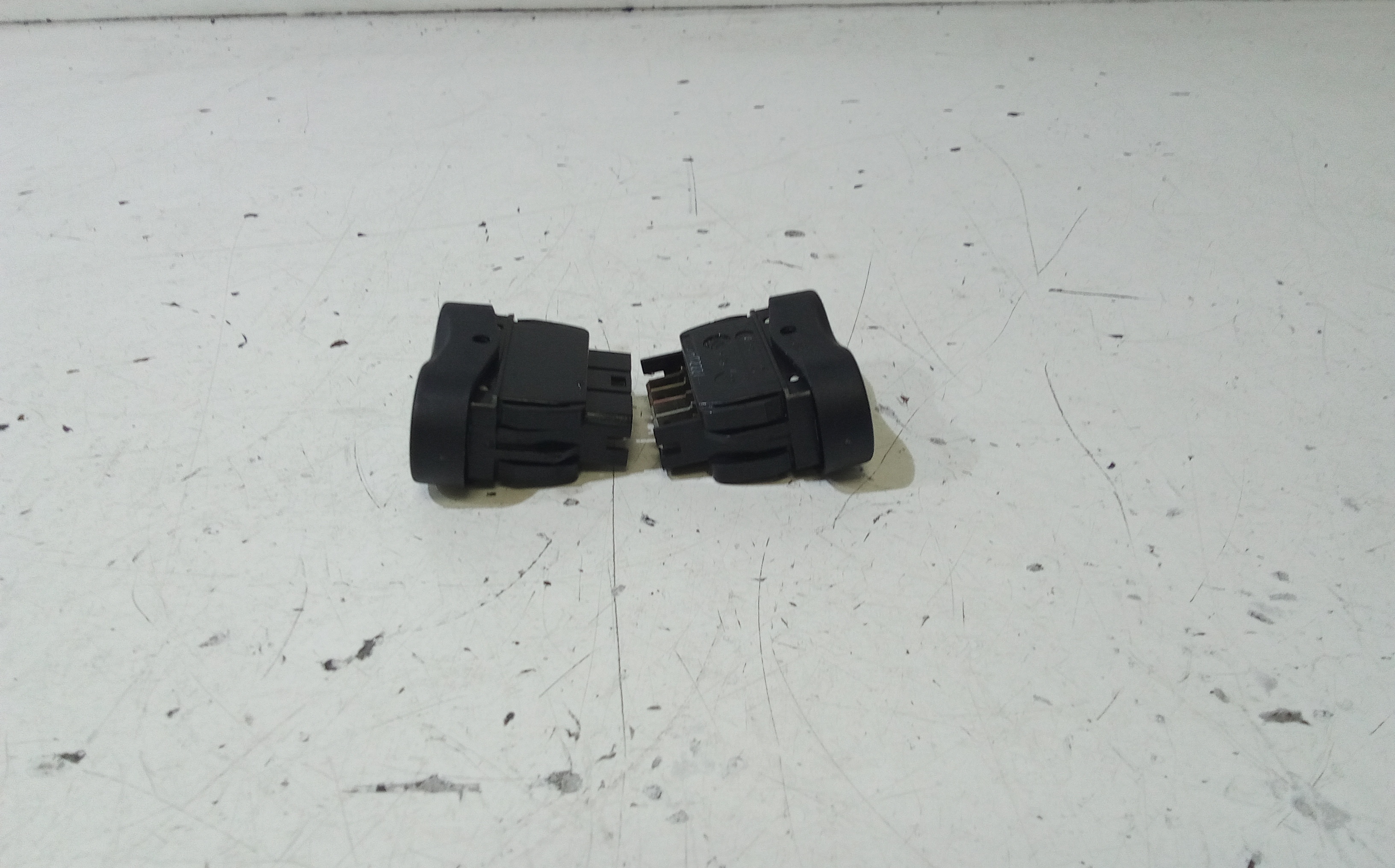 Pulsantiera alzavetri centrale per Dacia Sandero 1 Serie (2008 - 2012)