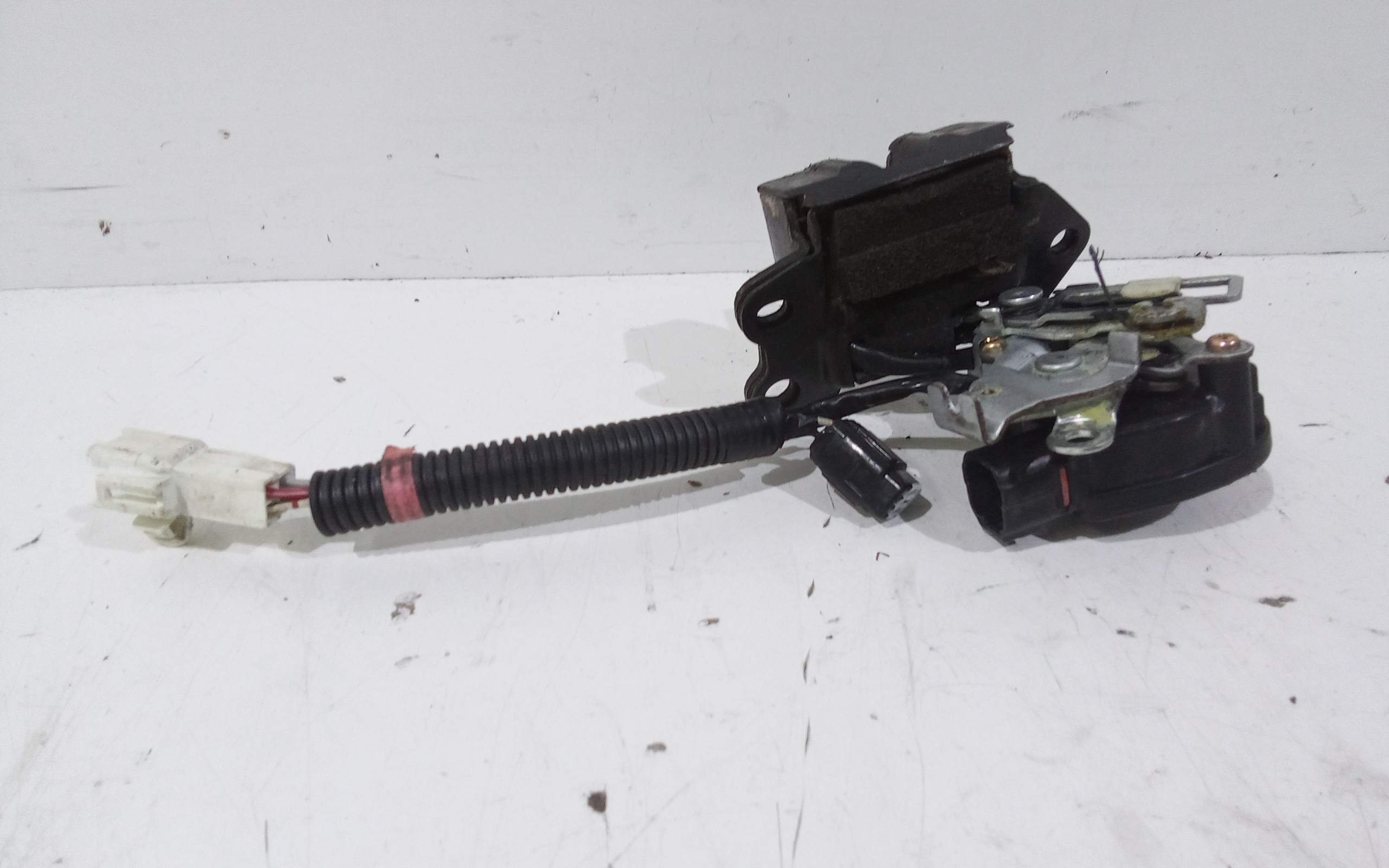 Serratura Cofano Posteriore per Toyota Corolla Berlina 2 Serie (2000 - 2002)