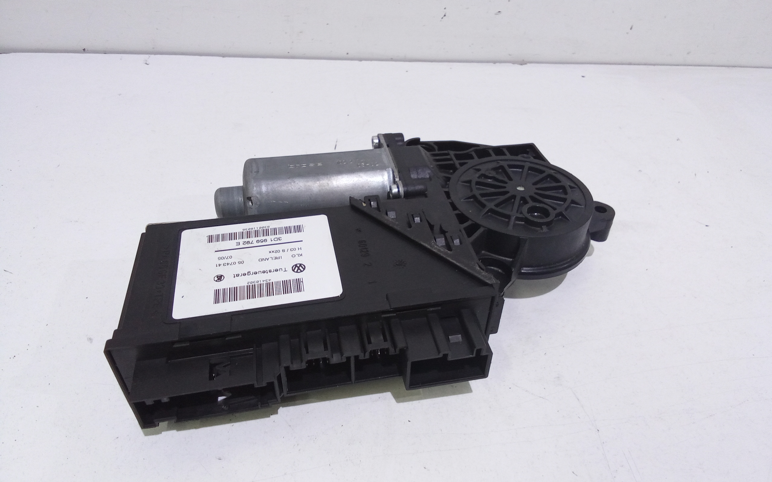 Motorino Alzavetro anteriore Sinistro per Volkswagen Touareg 1 Serie (2002 - 2006)