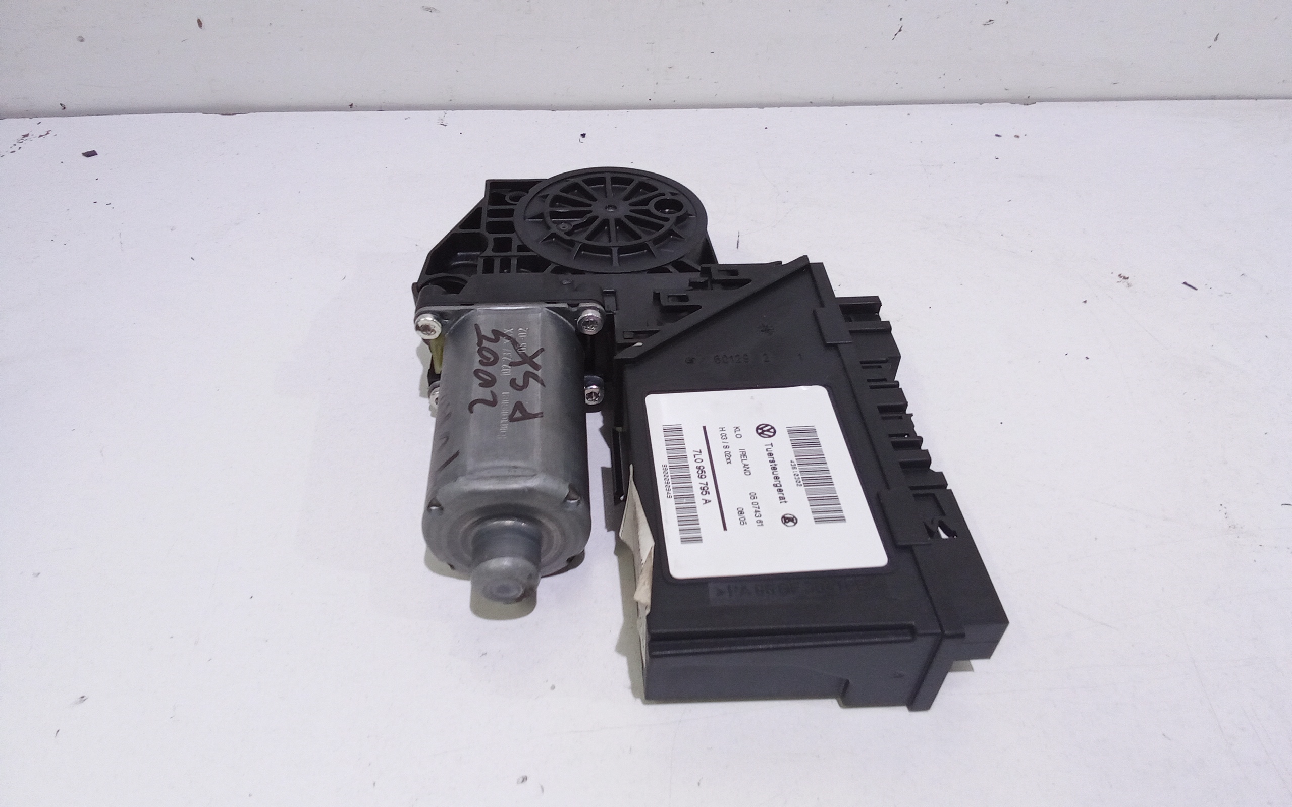 Motorino Alzavetro posteriore Sinistro per Volkswagen Touareg 1 Serie (2002 - 2006)