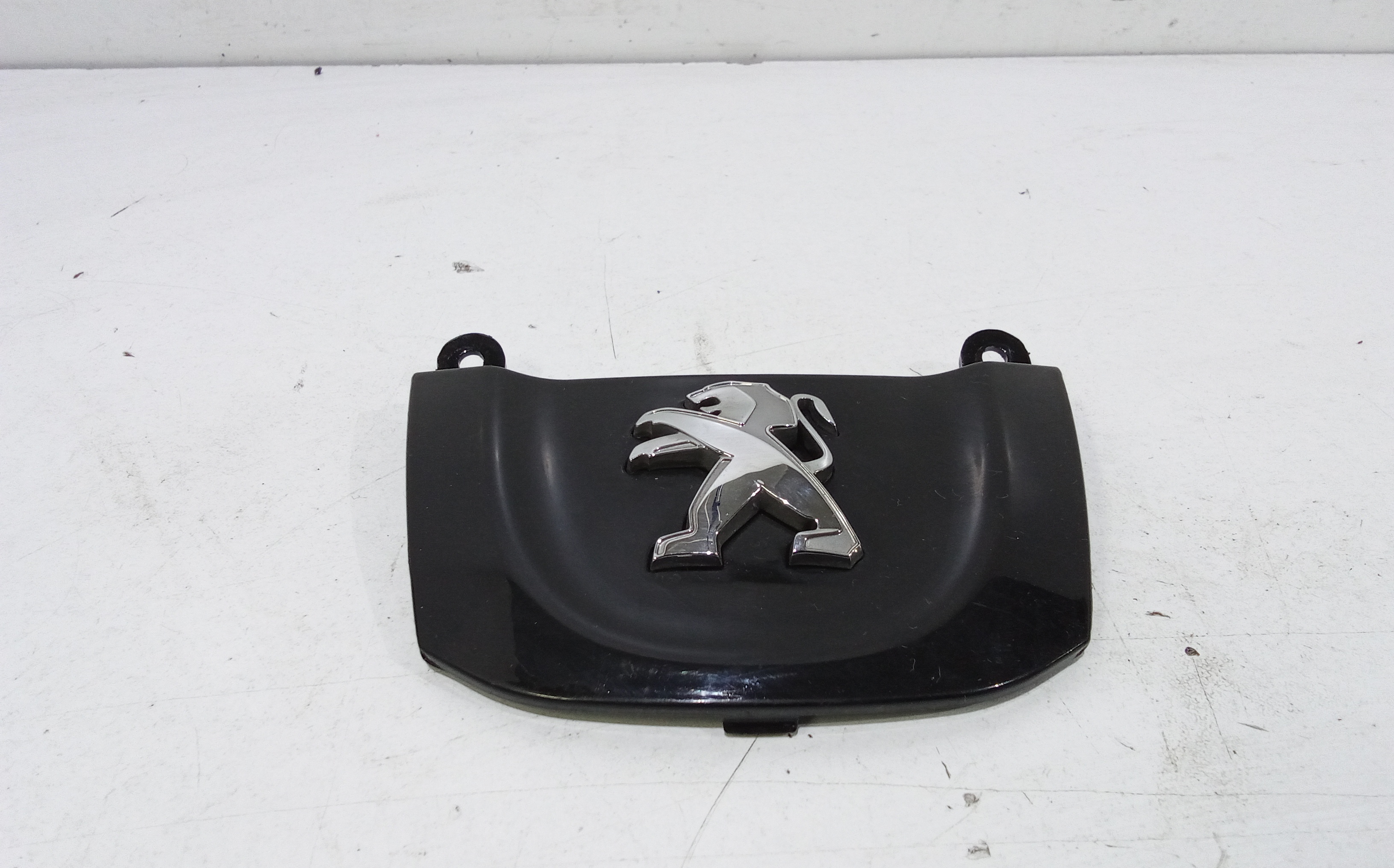 Stemma fregio logo anteriore per Peugeot Tweet 125cc (2010 - 2014)