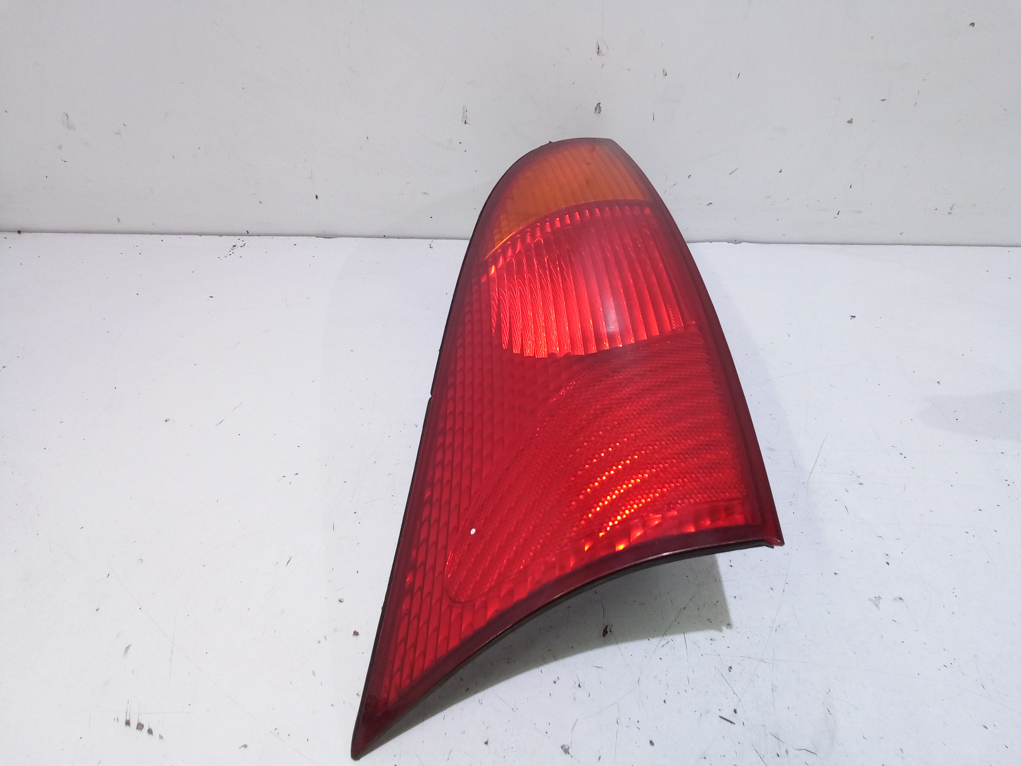 Stop fanale Posteriore sinistro lato Guida per Ford Focus Berlina 2 Serie (2001 - 2004)