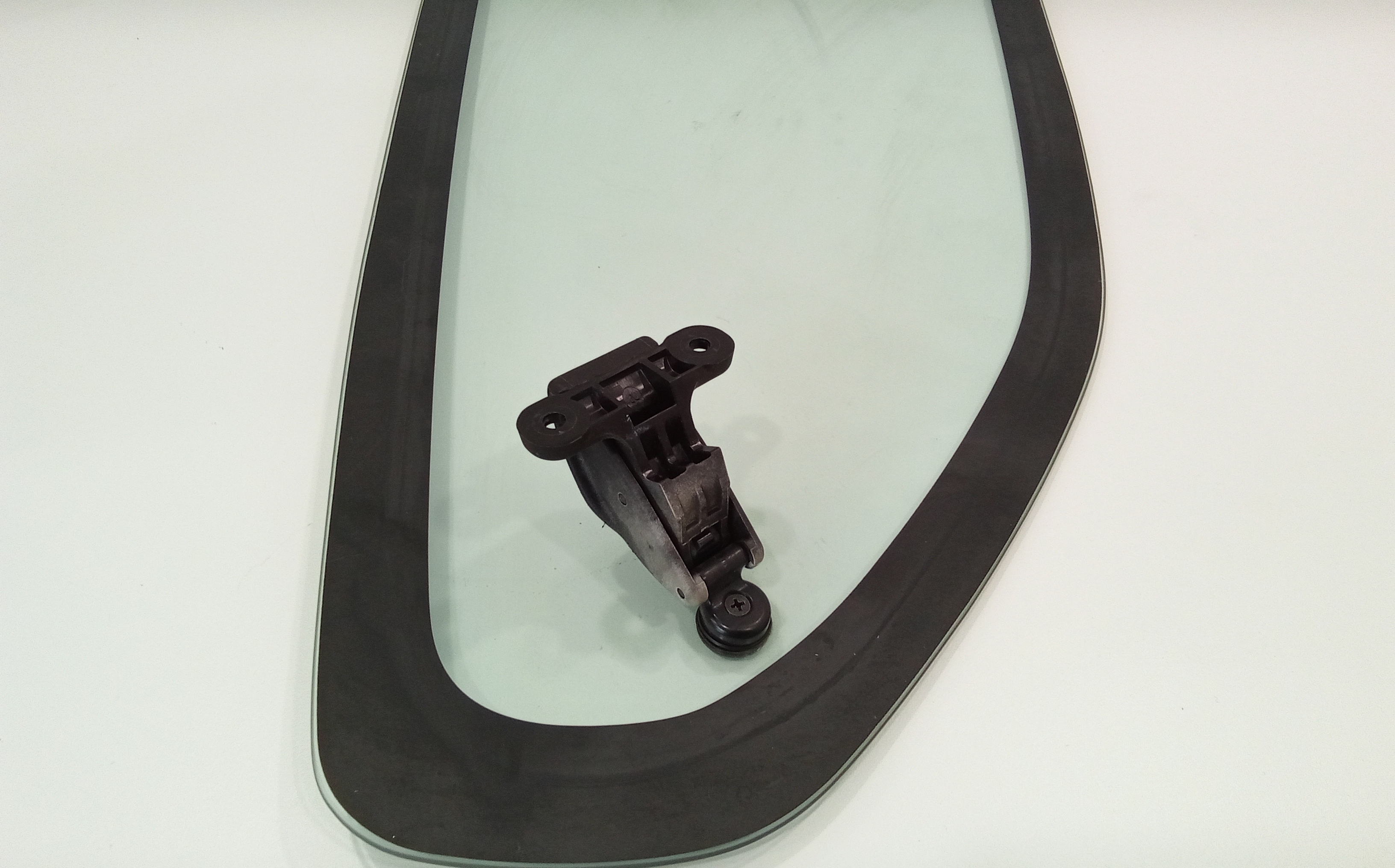 Vetro a compasso posteriore Sinistro per Suzuki Alto 3 Serie (2008 - In produzione)