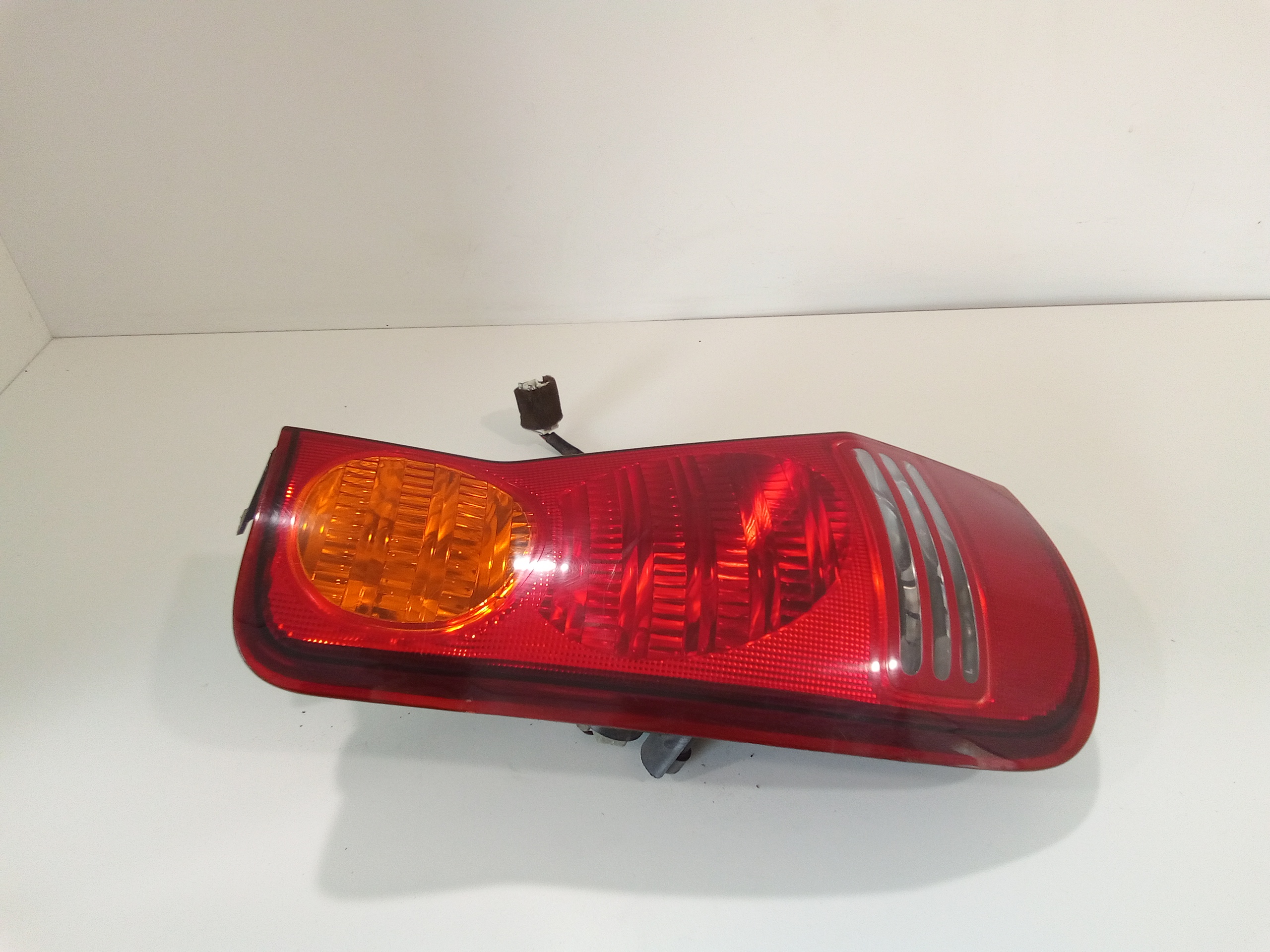 Stop Posteriore Sinistro Integrato nel Portello per Hyundai Matrix 1 Serie (2001 - 2007)