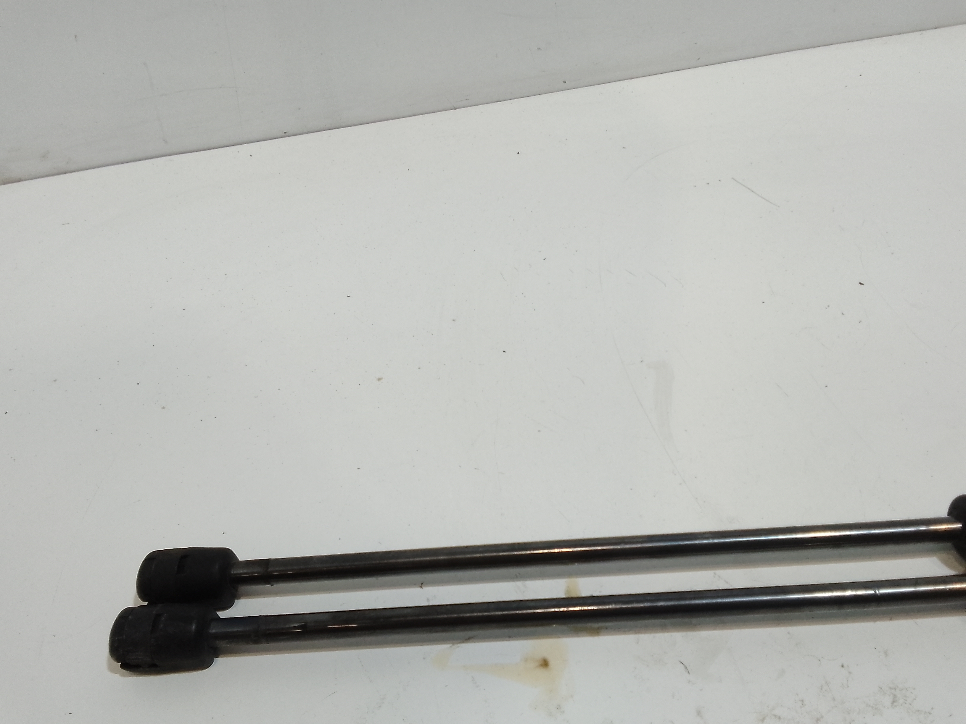 Pistoncini cofano Post. per Ford Fiesta 6 Serie (2008 - 2017)