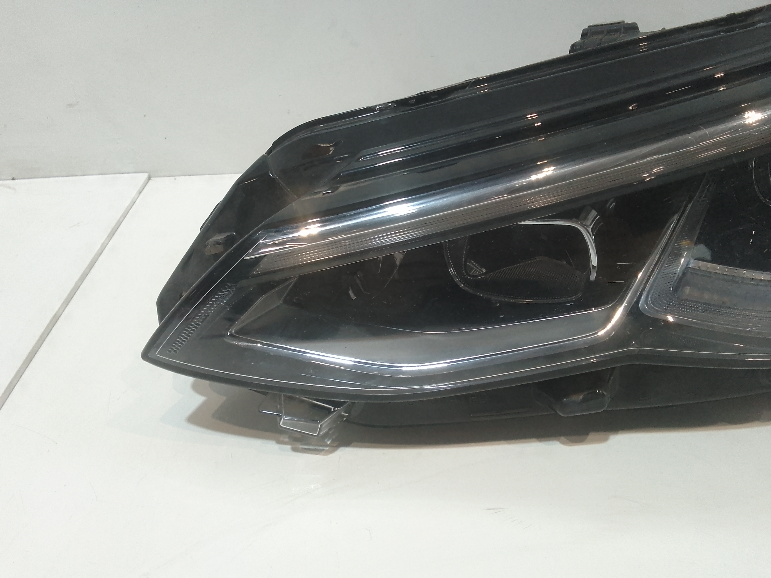 Faro anteriore SX allo Xeno per Volkswagen Golf VIII (2019 - 2023)