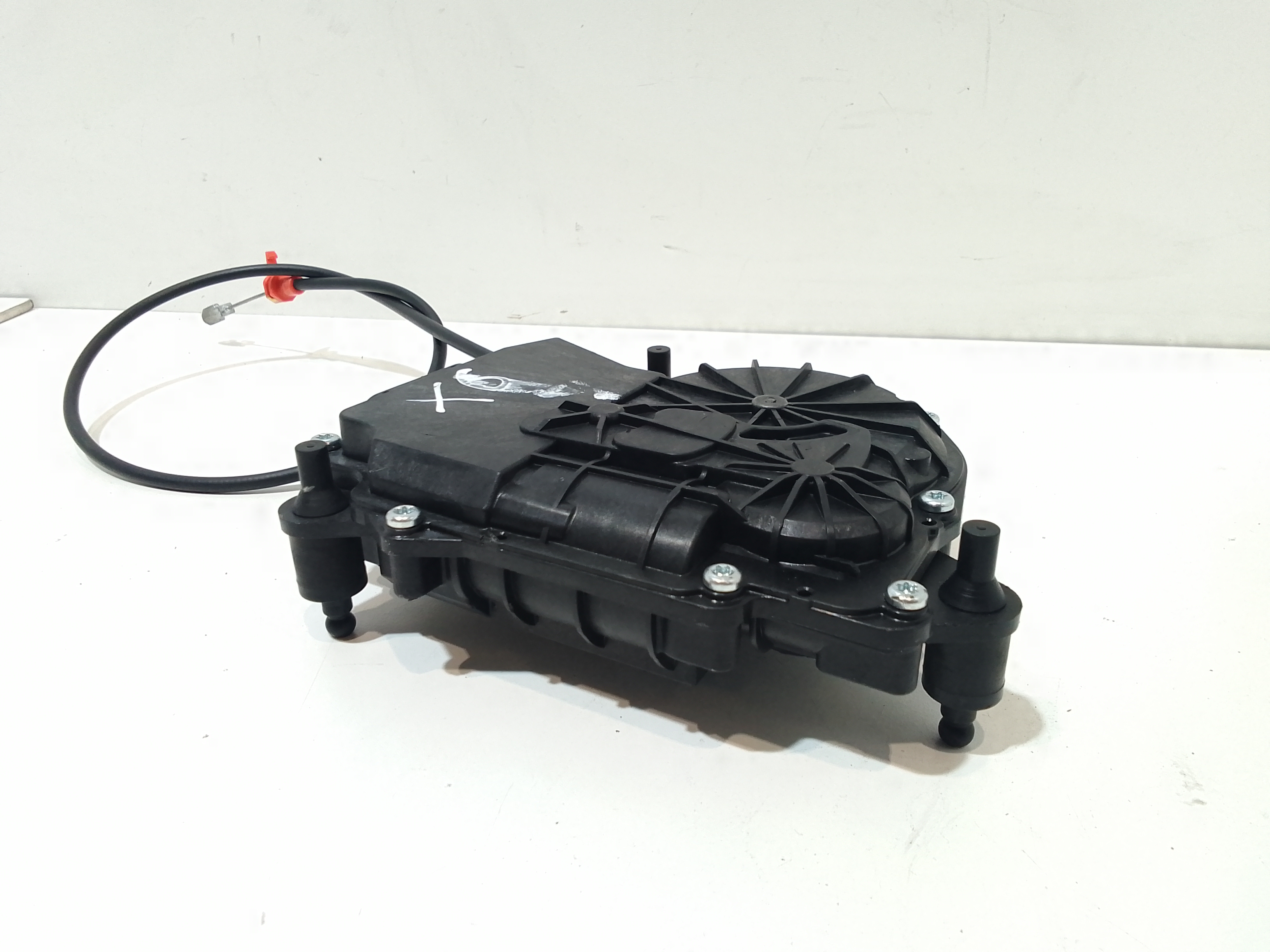 Attuatore serratura cofano posteriore per Bmw X6 Serie (G06) (19>) (2019 - In produzione)