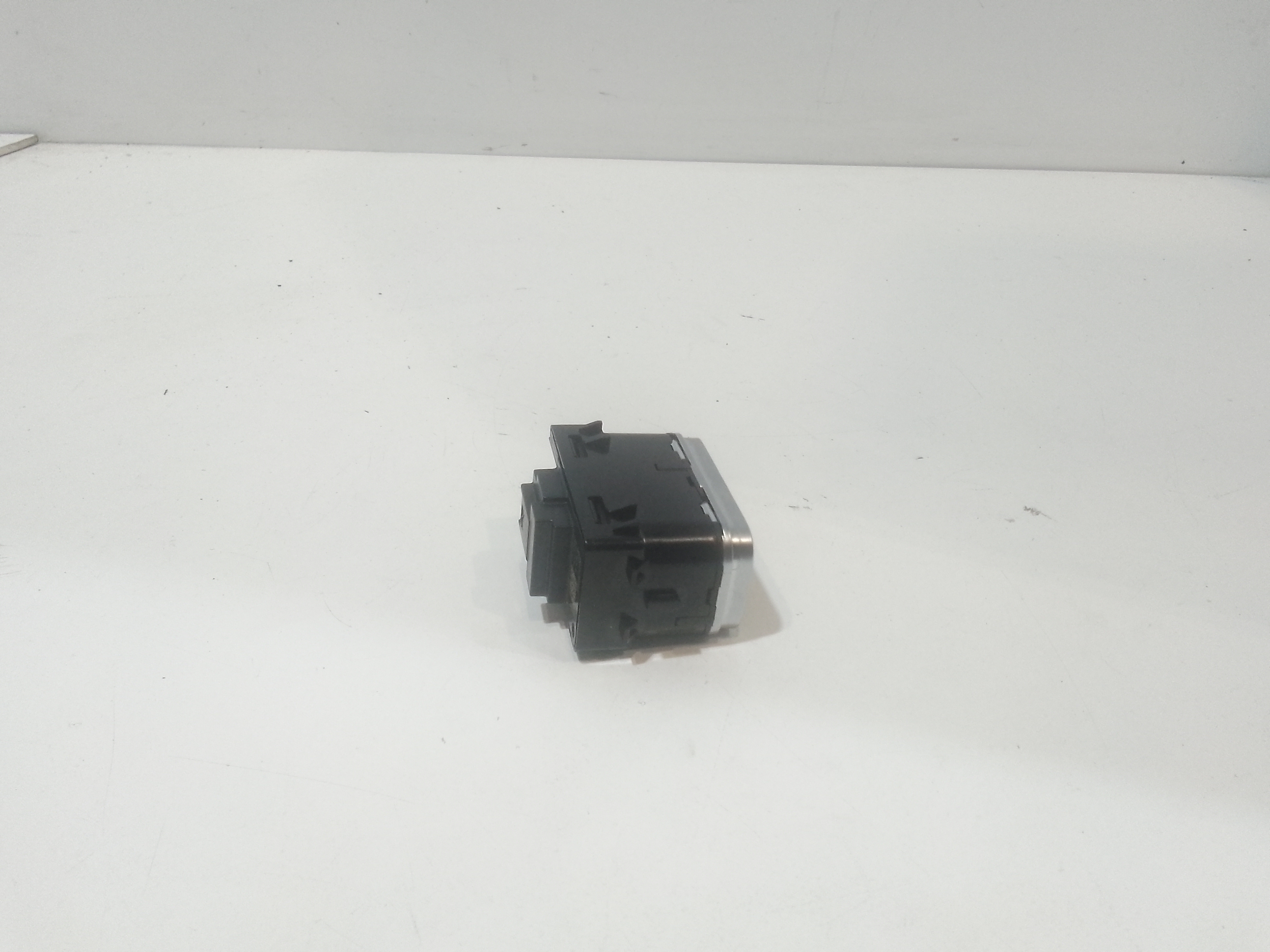 Pulsante apertura sportellino carburante per Mercedes Classe A Serie (w177) (18>) (2018 - In produzione)