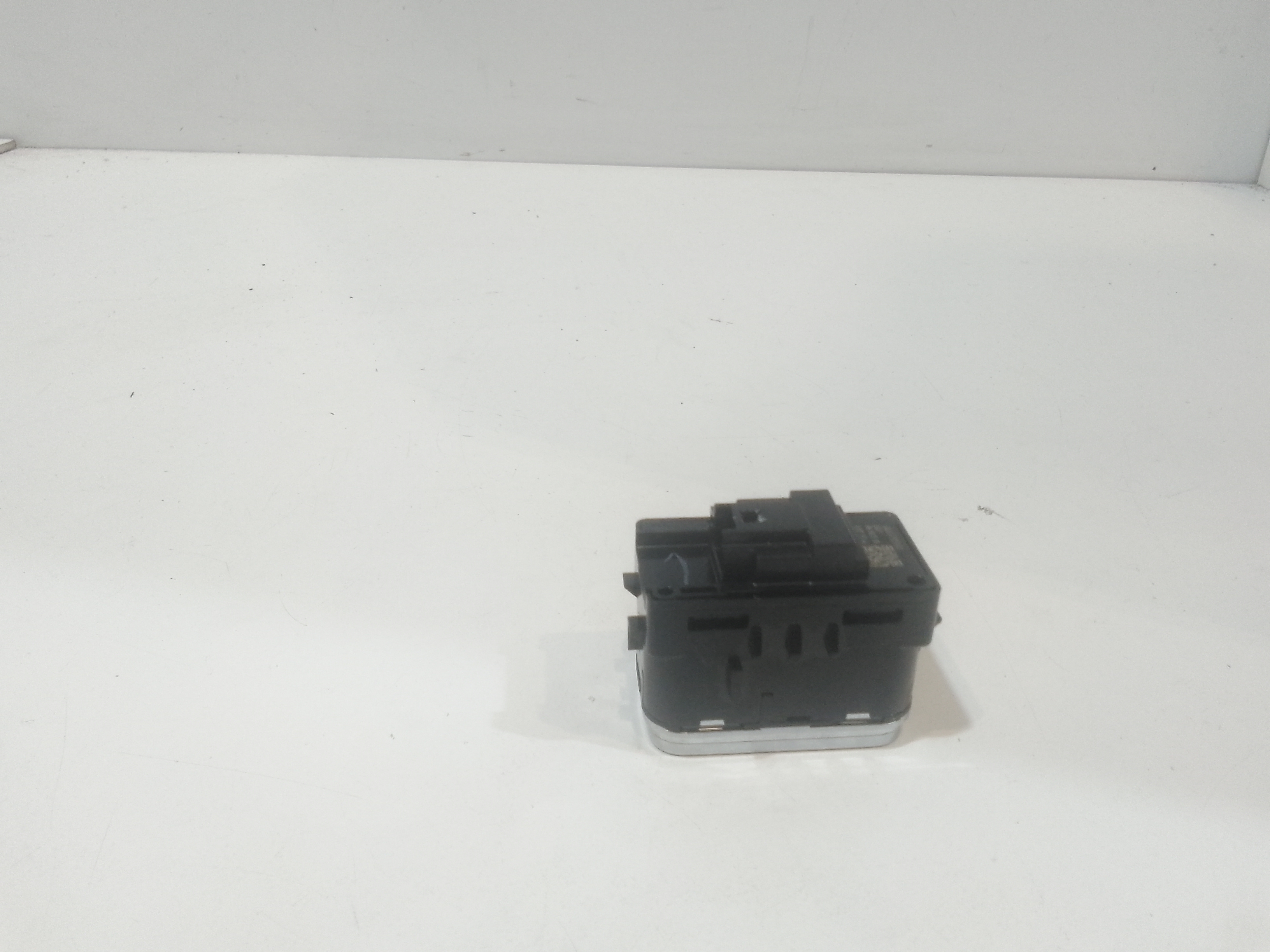 Pulsante apertura sportellino carburante per Mercedes Classe A Serie (w177) (18>) (2018 - In produzione)